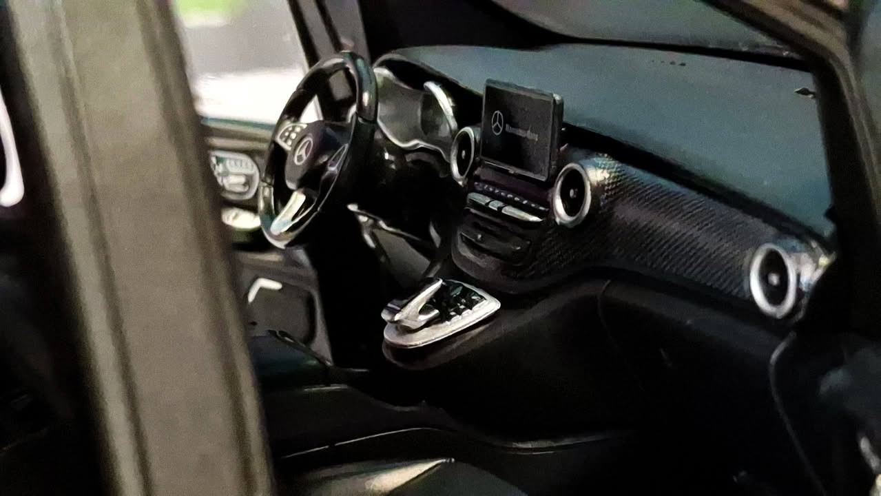 MERCEDES BENZ V CLASS 🏴‍☠️
NOREV 1/18
بتفتح ابواب ودهر السياره وباب جرار ..فرش شمواه ..دريكسيون متحكم بحركه العجل الامامي ..حجمها كبير ووزن عالي 
#diecast #مجسمات_سيارات #fyp #modelcar #mercedes 
#ماكيتات_سيارات

Mercedes-Benz 
Mercedes-Benz Egypt 
Ayman Rehan 
ماكيت لعربيتى diecast


**إذا كنت صاحب هذا الإعلان وتريد حذفه لأي سبب، رجاءا أرسل رسالة إلى الدعم الفني**