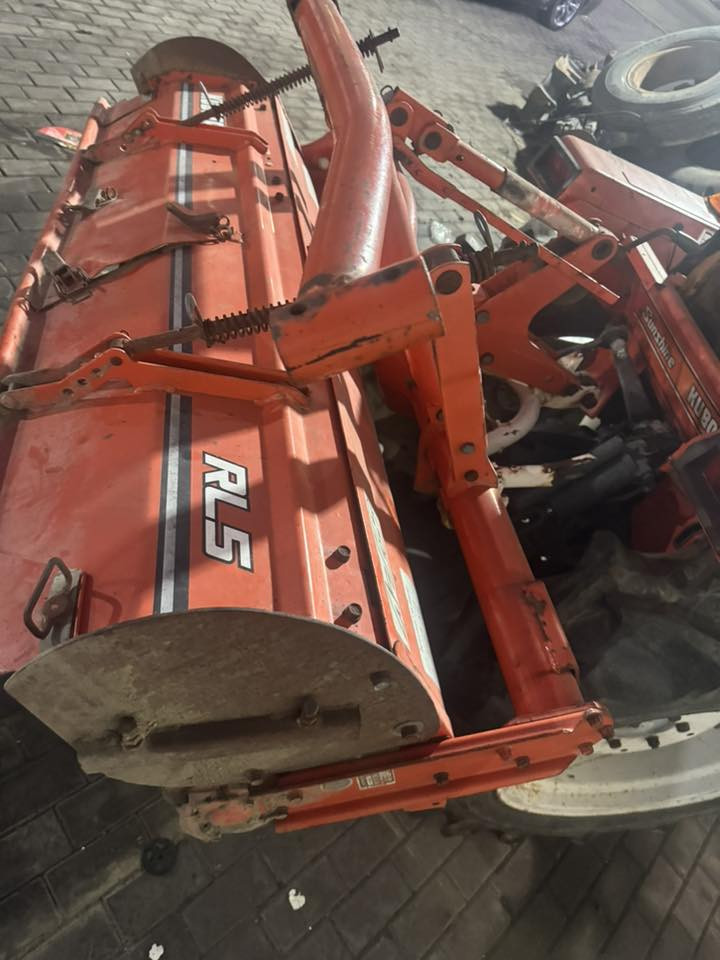 سلام عليكم 
الهم صلي على محمد وآل محمد 
كابوته حجم 25.5L1
جديده حاويه ممشتغله بالعراق
3سلندر فورويل 
مع الرفاس كامله 
مكانه النجف الأشرف شارع المطار 
الاستفسار :
***********
