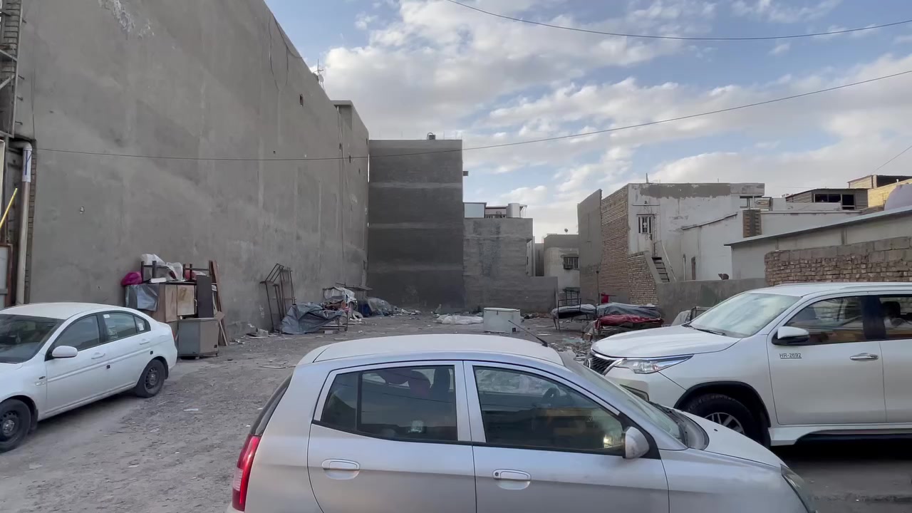 للبيع قطعة ارض شبه تجاريه تباع بالكامل او نصفين المساحه ٤٨٧،٥ الواجهه ١٥ والنزال ٣٢،٥ الموقع ساحه بيروت محله ٥٠٨ قرب جسر ساحة بيروت مجاور مجمع البتول التجاري ثاني قطعة عن الشارع العام 

للاتصال *********** او *********** شركة الخيمه للعقار السعر عالخاص راسلني لو تتصل
