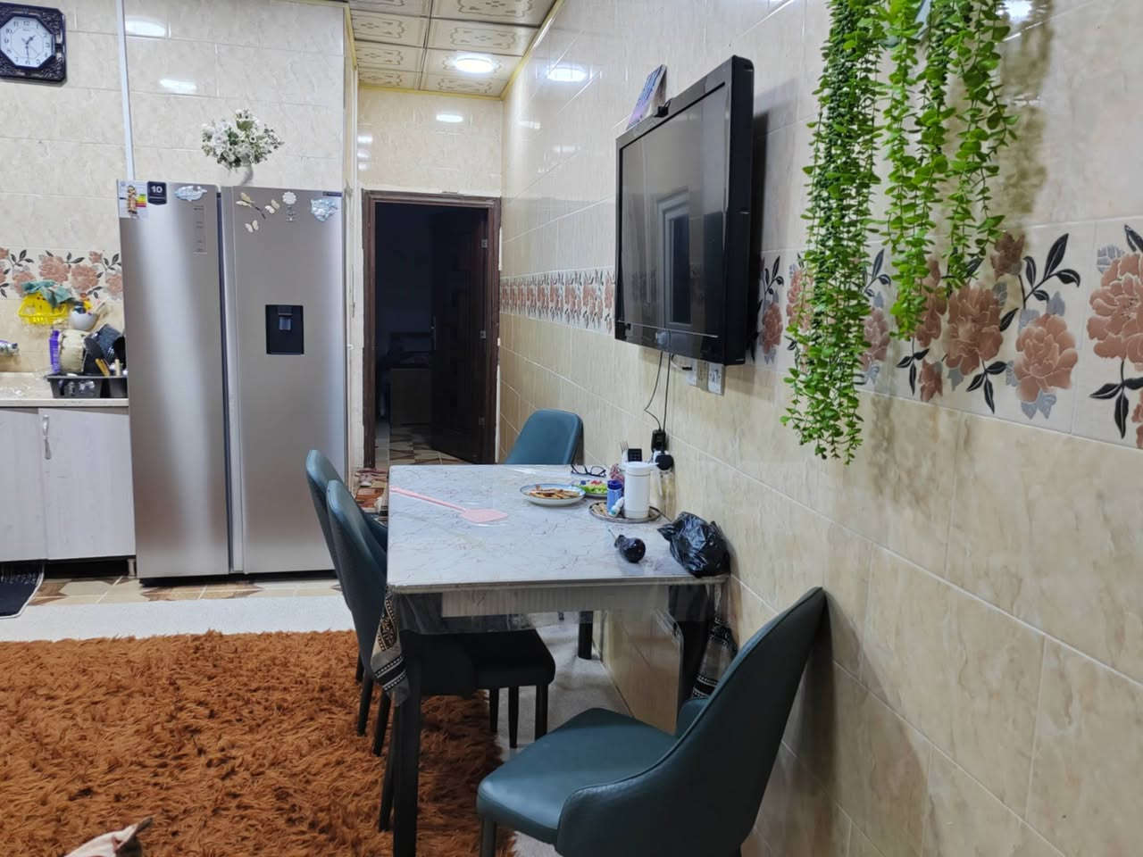 بيت للبيع ١٠٠متر توزيع قائمقام طابق ونص بختياري الاولئ قرب مدرسه روشنا بير
 سقف ثانوي وتغليف جدار وسيراميك غرفه فوك وغرفه جوه مطبخ مفتوح علصاله واستقبال وصحيات
اي استفسار ***********
