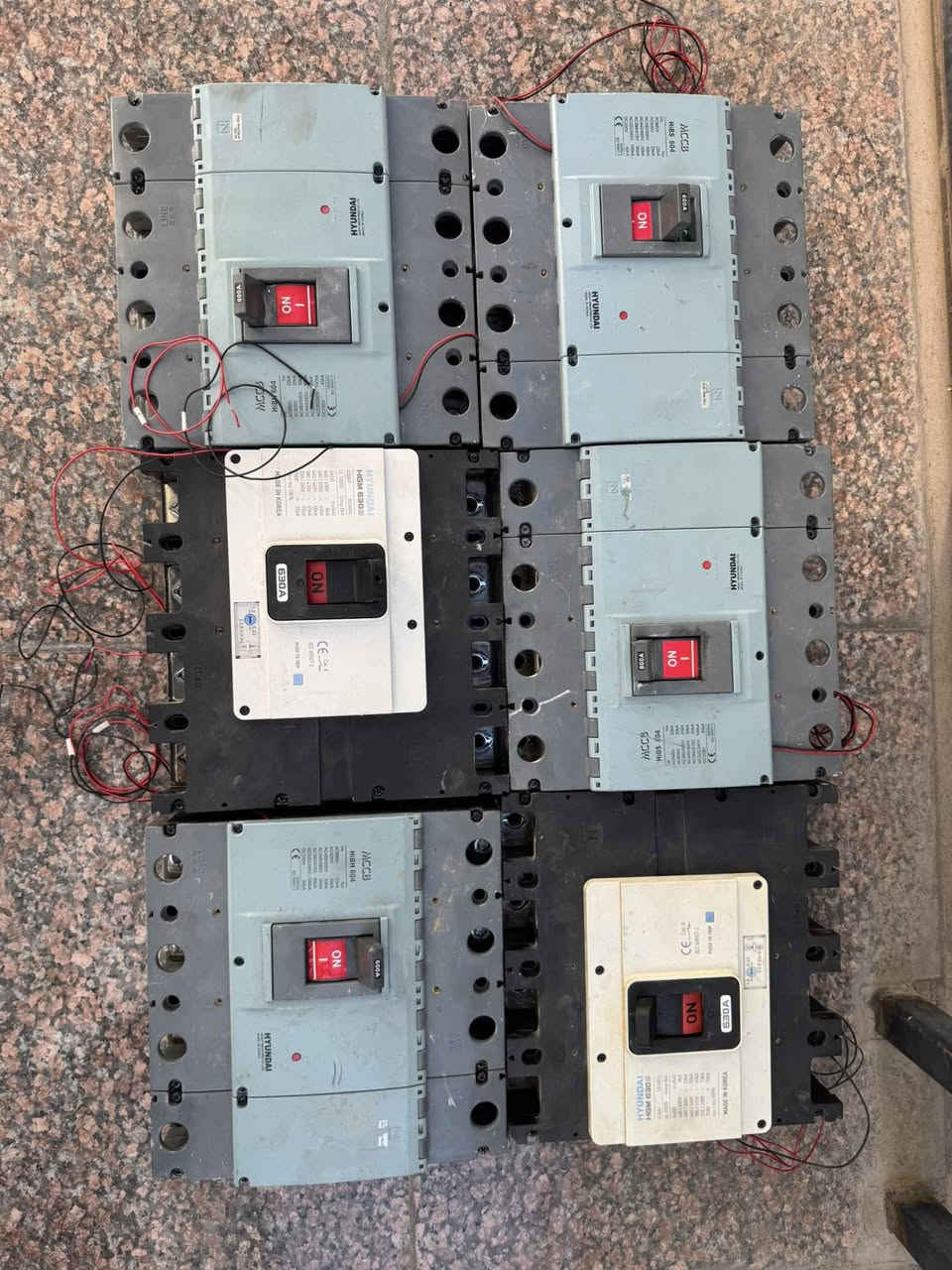 السلام عليكم قواطع كورية اوربية ماركت هونداي رباعي مع اترب اصليات الفيز الواحد 600 امبير وموجود الفيز الواحد 630 امبير وموجود الفيز الواحد 800 امبير افقط 5 قطع موجودات العنوان كربلاء سيف سعد للاستفسار *********** حجي عباس
