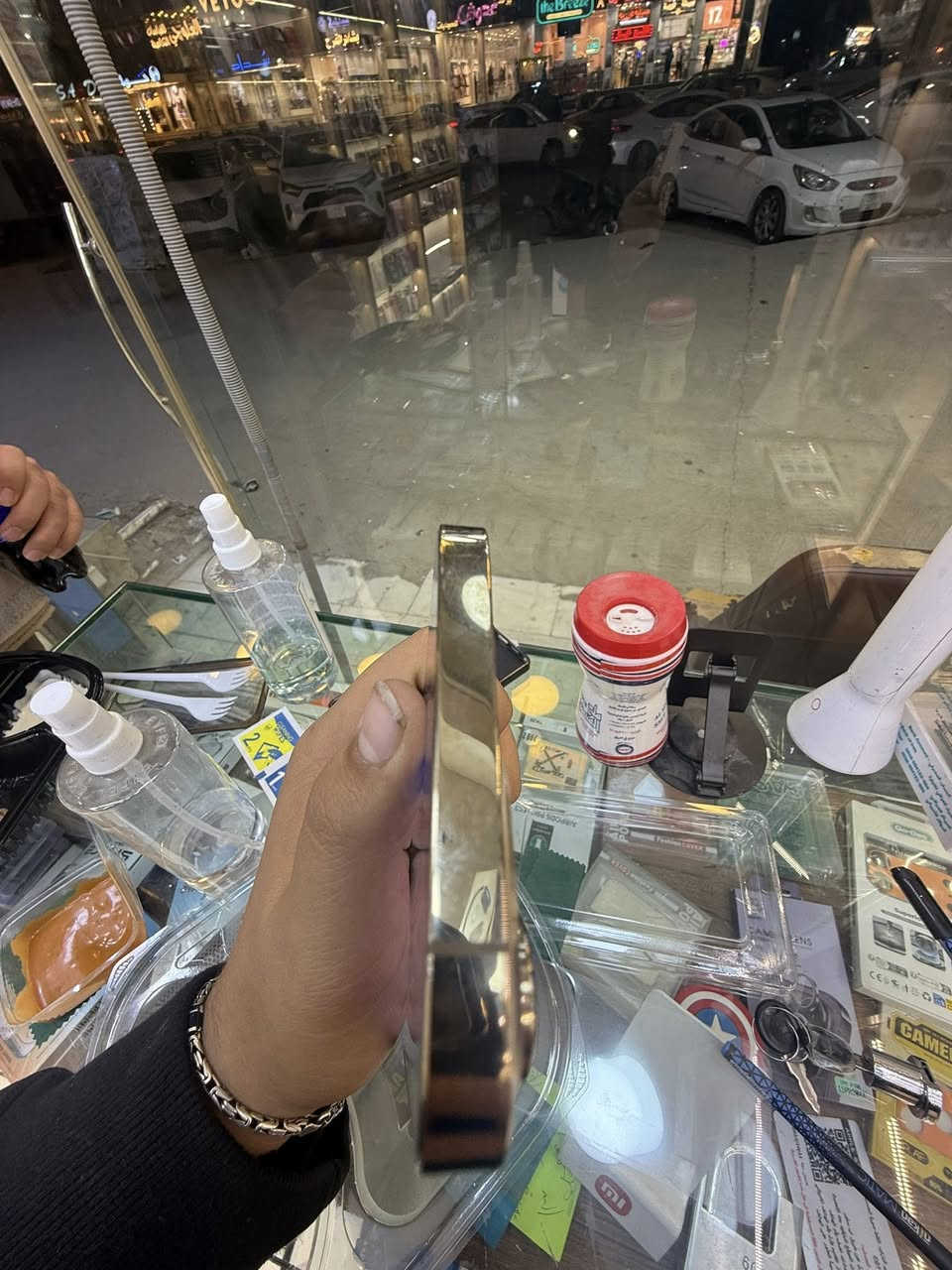 السلام عليكم للبيع 
ايفون 13 برو ماكس 
اللون الذهبي 
الذاكرة 512
البطارية 92 
الجهاز وتر 
السعر 725 وبي مجال حك الجية 
مكاني بغداد حي اور 
***********
