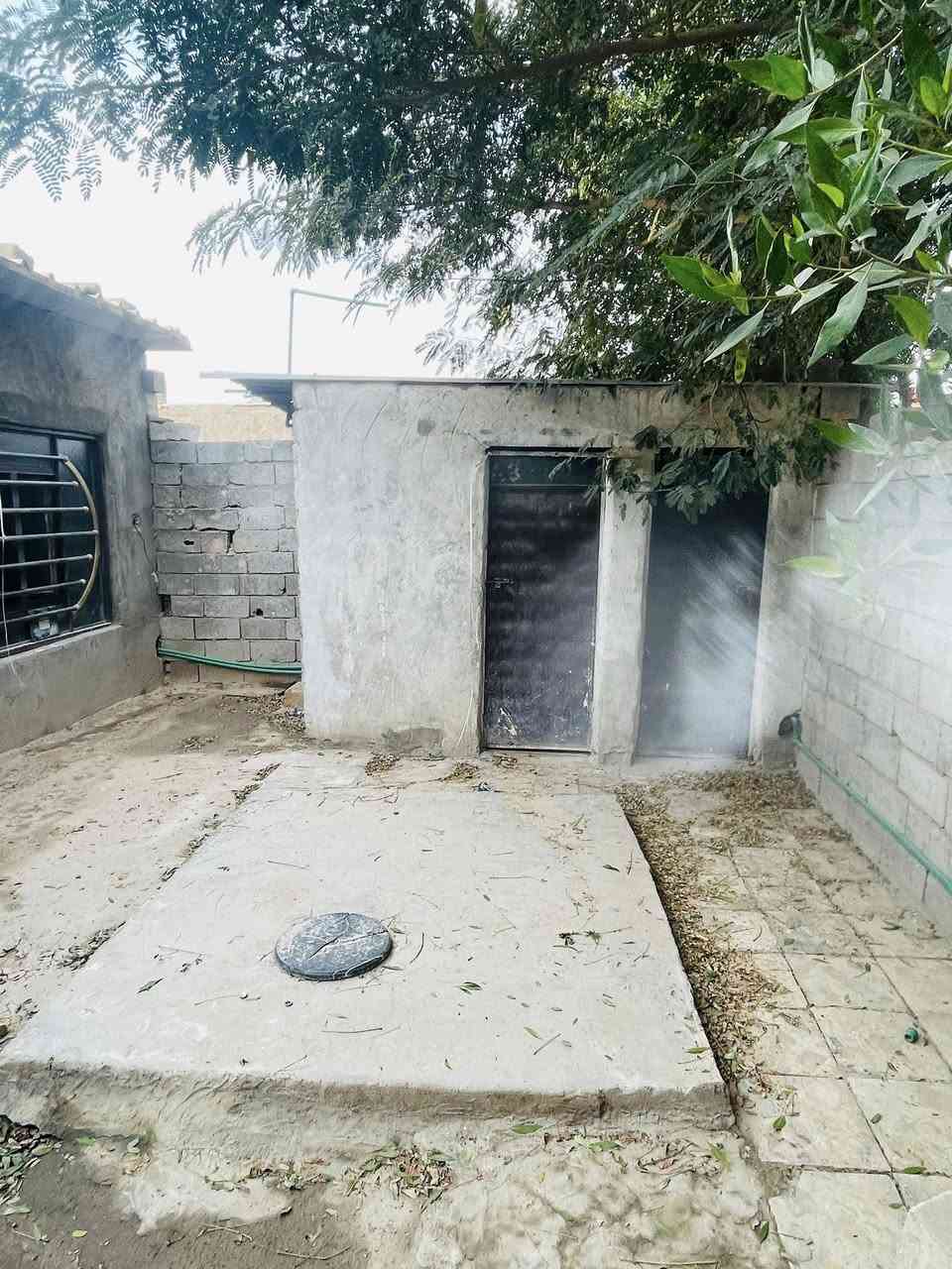 السلام عليكم دار زراعي للبيع مشمول بقرار 320 مبني قبل القرار المساحه 155متر يحتوي على غرفتين نوم صاله مطبخ البناء بلوك السقف سندويج قطرت ماي مايعبر مضبوط كامل ماي كهرباء العنوان الكوفه البراكيه خلف جامع الخزاعل السعر 12مليون بي مجال للاستفسار ***********
