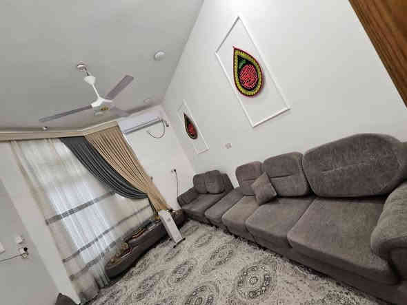 بيت مساحة 83 متر اقرار محكمه  
العنوان حي الذهب خلف طاقة حي الحسين قرب سوق الصيادين 5 دقايق عن مؤسسه الميالي 
 يتكون من طابقين 
الاول  براني وصاله ومطبخ وصحيات 
الطابق الثاني غرفتين مع صحيات 
كونكريت مسلح للطابقين 
السعر 62 مليون 
للتواصل ***********
