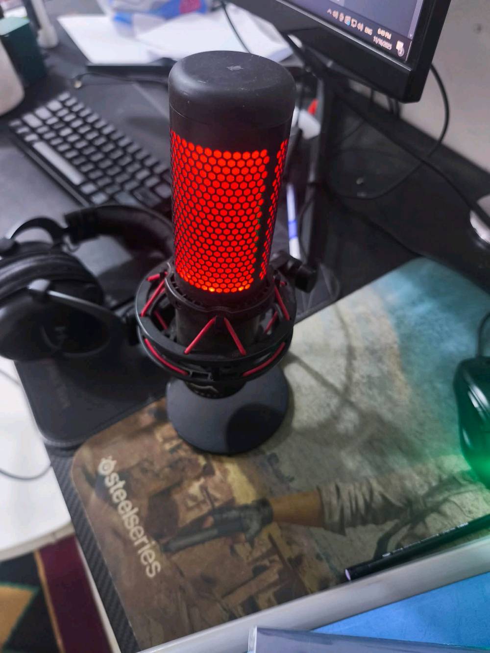 السلام عليكم عندي Pc للبيع كامله هيه وغراضهة وكلش نضيفه 
المواصفات AMD RYZEN 7 2700X
MSI RTX2060VENTUS
PSU ROKET 650W
SSD 120G KLEVV
CASE SAMA/LUDAN3
MSI X570PRO MAX
HARD VIVRONIC 3T
XPG Z1 3200 NO RGB
مواصفات الشاشه ACER 24 165HZ(KG241)
وياهة دركسون ومايك وكامرة وجميع الملحقات المكان بغداد 