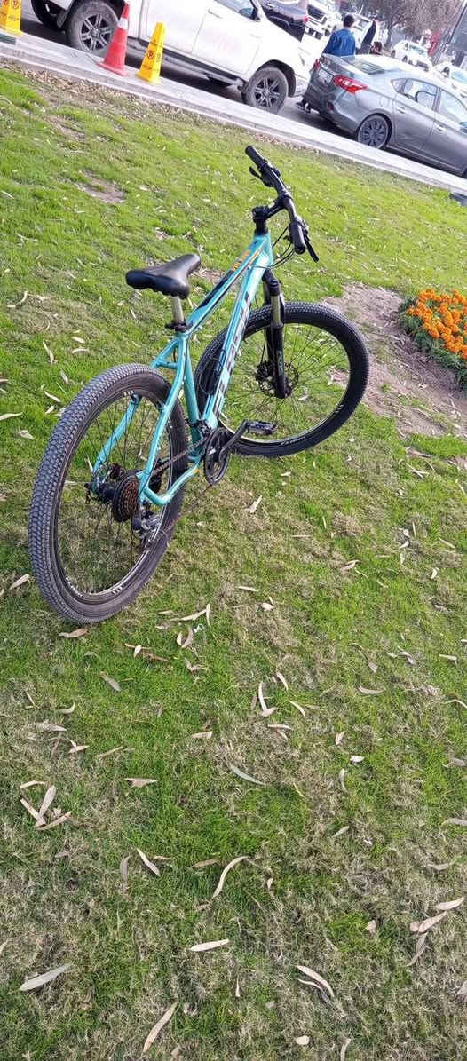 السلام عليكم
بايسكل جبلي للبيع

بلد المنشأ إيطاليا 🇮🇹 

بريكات دهن ماركه LOGON

دبل لامامي هايدروليك ماركه FLASH

لشه المنيوم سمك 3 ملم

الوياله المنيوم 

فجوج البريكات المنيوم 

ناقل الحركة كله شيمانو اليابانية

يجي المكينه الاماميه 3سرعات والخلفيه 7سرعات 

الوياله الامامي والخلفي يجي كمبليونه

سبب البيع عندي غيره وداستخدمه مو بحاجته

وياله حجم 28 

والتايرات نويعه كومبس غير قابل للتزحلق

للتواصل *********** يوجد واتس اب

السعر 200الف قابل للتفاوض

مكاني بغداد المراده
