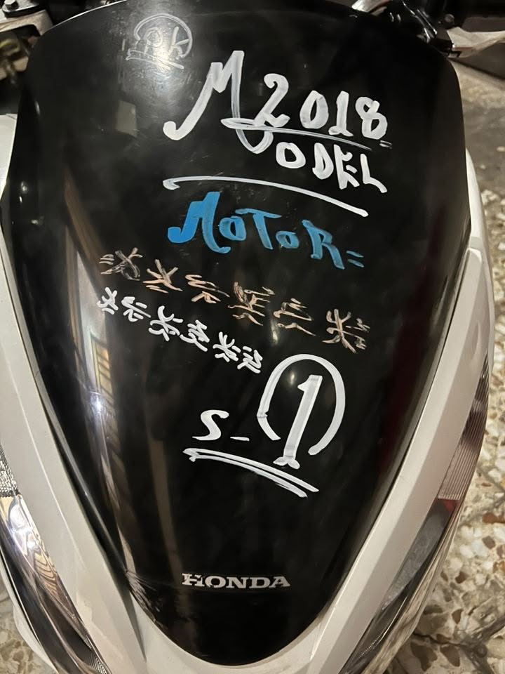 سلام عليكم غراض مال PCX تجوه عدد 2 اصليات جدد بعدني ما شادهن وطلاعه مال جيل ثالث وجامه اماميه اصليه من اليابان جايه بيه كتابات مال جيل ثاني ومرايات اصليه وقاعده اصليه كلمن وسعره مكاني بغداد شارع فلسطين *********** واتساب واتصال
