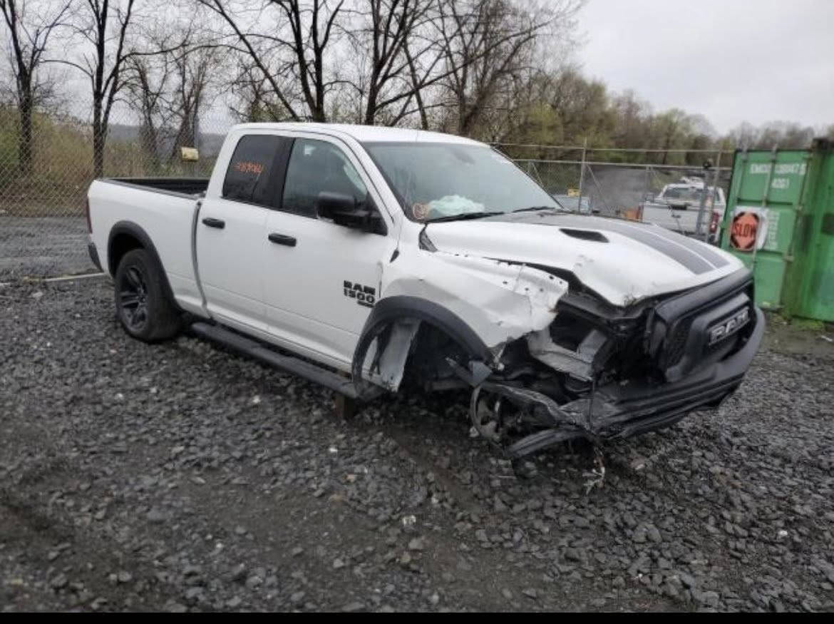 السلام عليكم 
رام كلاسك ريبل موديل 23 فور ويل v6
محرك 3600 
باب قصير بدي طويل 
رقم بغداد باسمي 
ماشيه 26 الف 
حادثه موضح بالصور 
مبدل الجاملغ فقط 
البنيد مصلح نفسه وبعده ما مصبوغ وبيه بارد قليل بالباب الايمن نفس الصفحه 
السعر 240$
بيع او مراوس 
للاستفسار ***********
