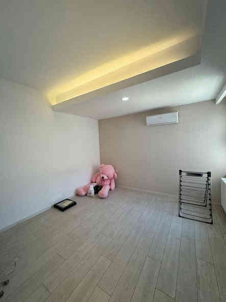 ⁨	شقة فارغة للبيع في مجمع / القرية الفرنسية 1 / بحالة ممتازة و موقع مميز
‼️ اذا كنت ترغب في بيع شقتك تواصل معنا على الارقام التالية 

السعر / 9 دفاتر و 90 ورقه و مجال

مجمع / القرية الفرنسية 1 / دهوك

الطابق / 12

الاتجاه /  جنوب 

المساحة / 184 م

 غرف نوم عدد 3 + غرفة من الغرف سويد /  استقبال /  مطبخ /  صحيات / بلكونة

‏‎‏‎للاستفسار الاتصال على 

‏‎‏‎مكتب VIP للعقارات / دهوك 

*********** /  *********** 

‏‎‏#realestate #duhok #عقارات #explore #viral #fyp⁩⁩
