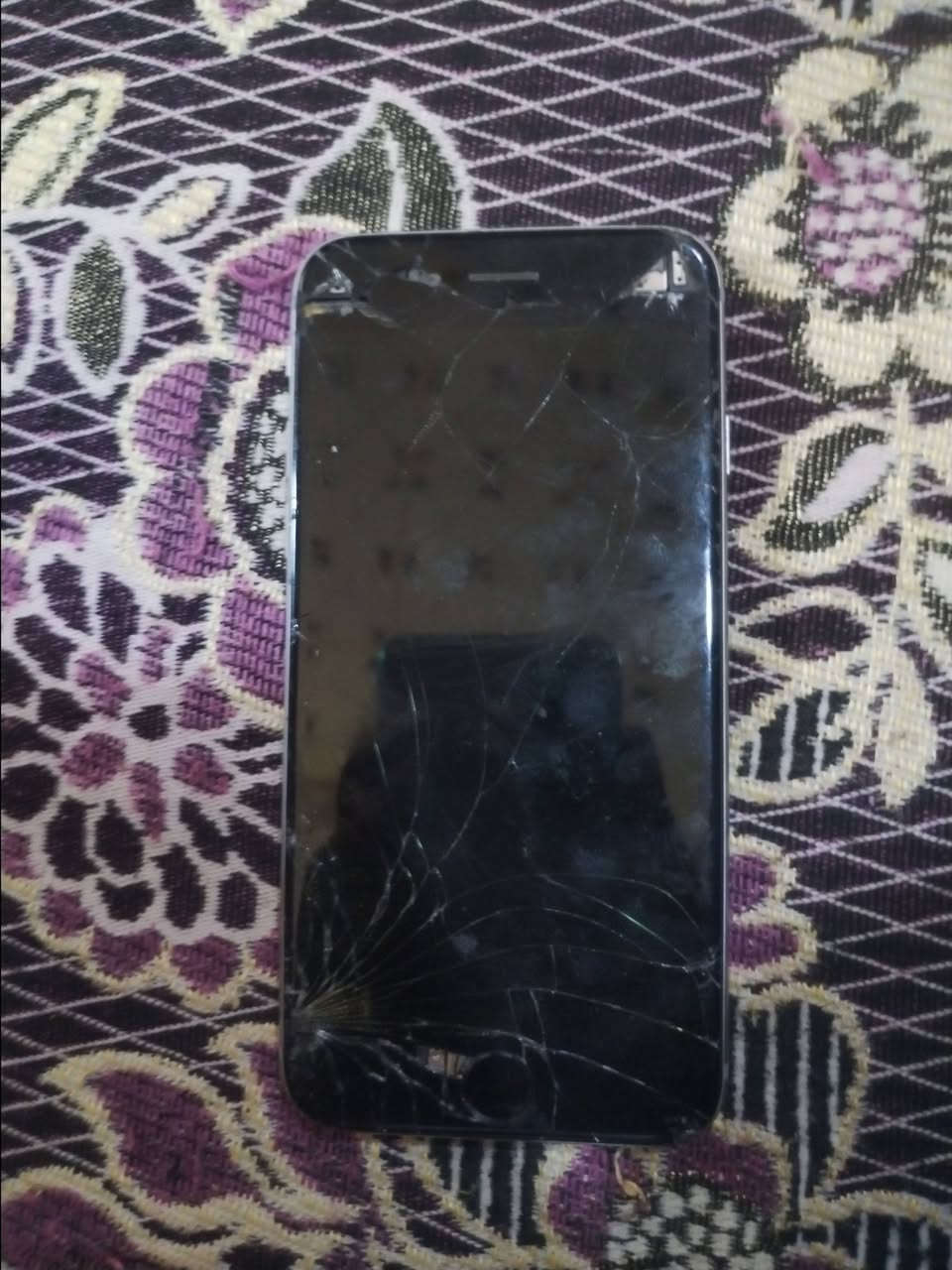 iPhone 5 
طافي يعوزة شاشة 
السعر ١٥$
*********** واتساب +اتصال 
مكاني الايسر
