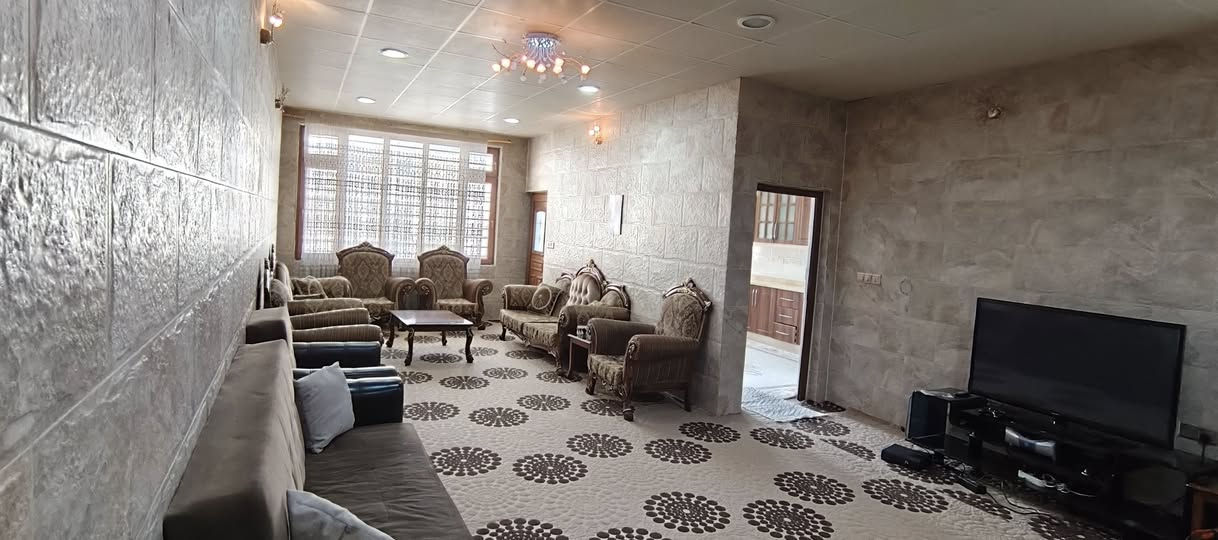 ‏                                      ﷽
              🏢 خانوو بۆ فرۆشتن 🏢

‏ ‎🔺#کۆدی_ژمارە : 1141
📍#چوارباخ

📍#ناونیشان :-  چوارباخ، نزیک حەریقەکەی چوارباخ

‏‌‎🅰️ #ڕووبەر :- ـ   153مەتر

🌗 #پێشی :-  ـ  7,5 مەتر

🚧 #شەقام :-  10 مەتری

🔶#ڕووی :-  ڕۆژهەڵات

      
📮 تێبینی :- خانووێکی 153 مەتری دوو قات لە گەڕەکی چوارباخ بۆ فرۆشتن، خانووەکە ڕووی ڕۆژهەڵاتە و پێکدێت لە 

قاتی یەکەم،/ گەراجی دفن، هۆڵ + میوان، مەتبەخ، سێ ژووری نوستن، مشتملات 

قاتی دووەم/ بالکۆن، هۆڵ + میوان، یەک نوستن، هەورەبان، قادرمەی ناوەوە. 

خانووەکە سەقفی جبسنە و عەرز و دیواری کاشیە و پاک خاوێنە و بۆ دووماڵی جیا دەبێت
...............................
بۆ زانینی نرخی ئەم خانووە ژمارە (1) لە کۆمێنت دابنێ 
ڤیدیۆی خانووەکە لە تیکتۆی نوسینگەی بەرهەم پۆستکراوە لە کۆمێنت لینکەکەی دانراوە
................................

‏‌🔸 بۆ زانیاری زیاتر دەتوانن پەیوەندی بکەن :- 
مامۆستا بەرهەم :   *********** 
کاک بەهمەن :         *********** 
.....................
ناونیشانی نوسینگە: سلێمانی تازە،  خوار مزگەوتی ئەبوبەکری صدیق ،جادەی قەنات،فەرعی بەرامبەر دارەسوتاوەکە
..................
تۆی بەڕێز هەر موڵکێکت هەیە دەتەوێت بیفرۆشیت یان بە کرێی بدەیت  دەتوانیت بۆمان بنێری و بێ بەرامبەر بۆت بڵاو دەکەینەوە
