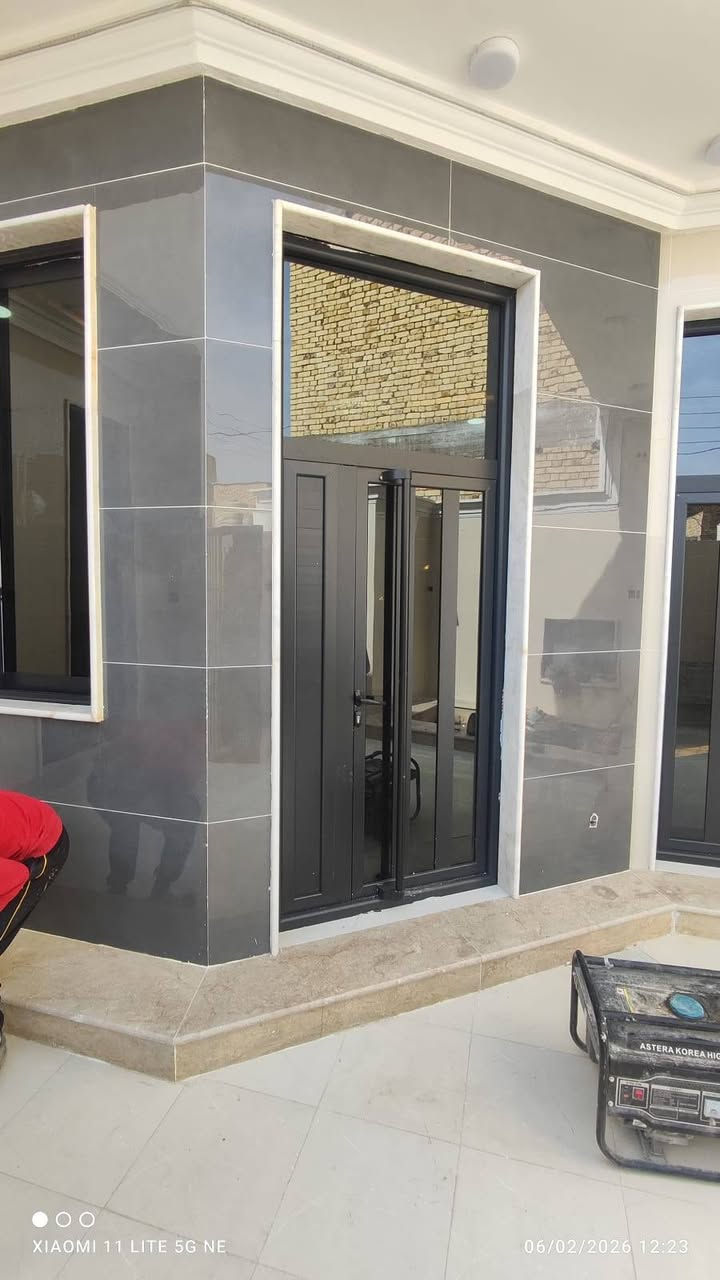 خلفه سيراميك متفرغ حالين
علمتر فقظ. و  عدك قطعه اخذه مقاوله  اطيك بيت مفتاح 🔑 هم. وهذا شغلي كدامكم. ***********  بيه وتساب
