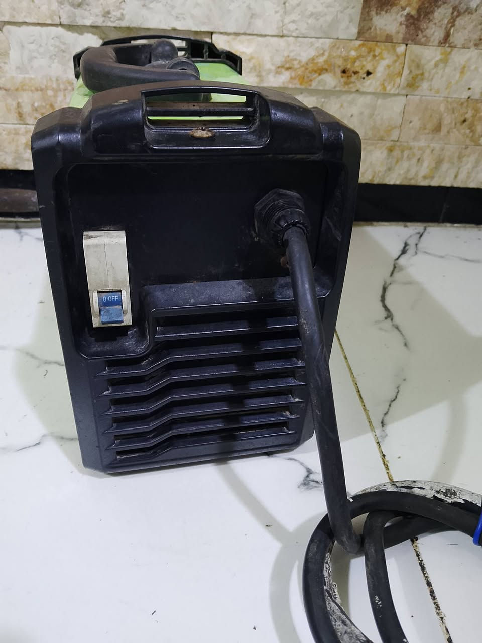 السلام عليكم. 
عدد كهربائيه للبيع كلهن شغلات وكل خلل مابي وشرط الفحص الاسعار والتفاصيل مذكوره داخل الصور 
يوجد توصيل لكفافه محافظات العراق وبغداد 5 آلاف 
*********** يوجد واتساب
