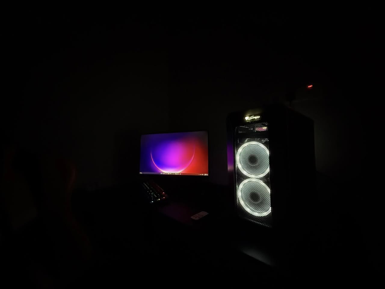 السلام عليكم (ملاحظه بيع فقط في محافظه كركوك تجي تفحصه يمي او يمك وبالعافيه عليك)
للبيع حاسبة قيمنق متكاملة (تجميعة) بنظافة ممتازة

المواصفات:

• المعالج: Intel Core i5-12400F (الجيل 12 )

• كرت الشاشة: NVIDIA RTX 2060 Super 8GB (نسخة لون أبيض مروحتين - أداء ممتاز وتبريد هادئ).

• التبريد: مبرد مائي حجم 120 تبريد ممتاز

• المذربورد: ASUS PRIME B660M-K DDR4.

• الرامات: T-FORCE DDR4 16GB (3200MHz).

• الكيس: Genesis Irid 513 (تصميم مميز وتبريد ممتاز).

• الباور سبلاي: 750 Watt 
. الذاكر (ssd m.2 240 gb للنظام ) 
(Hdd 1 tb للالعاب )

الحالة: القطع نظيفة جداً وشغالة 100% بدون أي مشاكل.

السعر:750 ألف وبي مجال للتواصل على خاص

او للمراوس


**إذا كنت صاحب هذا الإعلان وتريد حذفه لأي سبب، رجاءا أرسل رسالة إلى الدعم الفني**