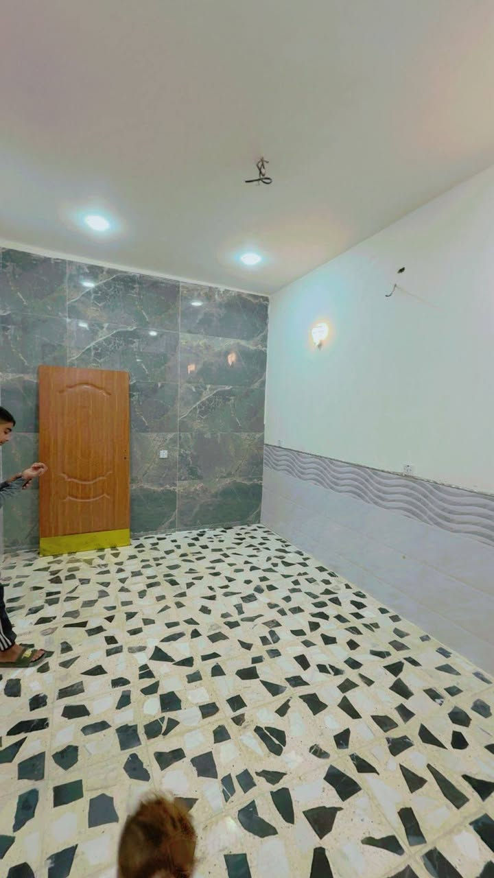 السلام عليكم بيت 50 متر بناء 2026 بعده جديد محد كاعد بي يحتوي علا ستقبال و هوه حوالي هوه مطبخ و صحيات و منور الطابق الأول و الطابق الثاني غرفة جبيره سويت 
و سطح و بيتونه السعر 75 الستفسار اكثر علا ***********
