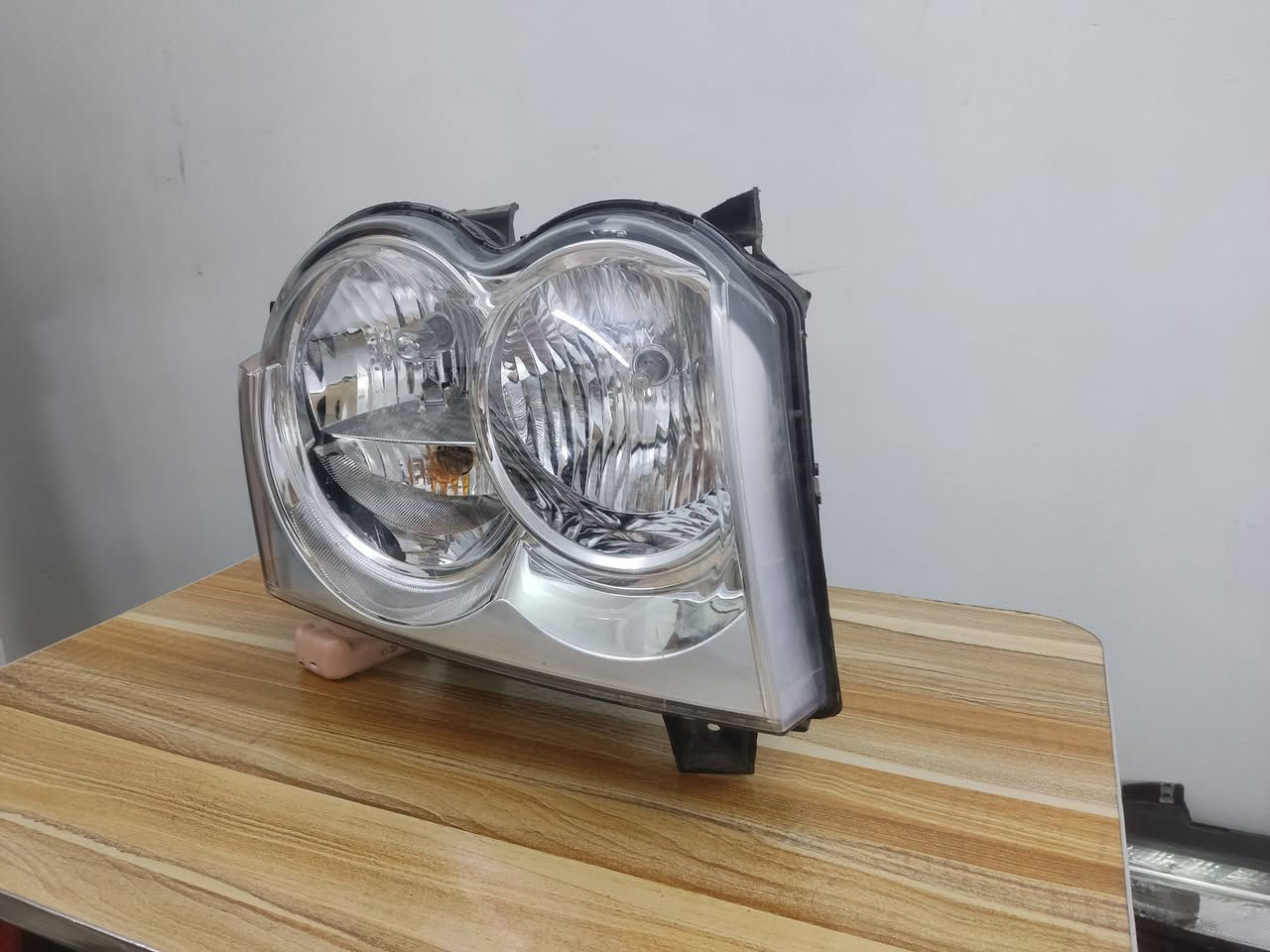 السلام عليكم ورحمه الله وبركاته
مازدة لاريدو تك واحد جهة عكس السايق 
تفصيخ اصلي السعر 60 ألف الاتصال على الرقم *********** بي واتساب
