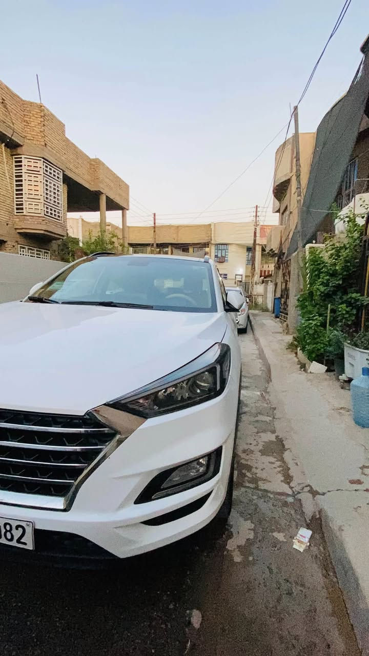 السلام عليكم توسان اربيل موديل (٢٠٢١) خليجي مكفوله كفاله عامه ما عدى بارد قليل بخشم البنيد السياره ماشيه ٥٧ الف السياره محرك ٢٠٠٠ دوش السياره واحد على واحد للأخير معروفه بعد. السعر (190)$ وبيه مجال المكان بغداد بلديات 
الهاتف ***********
