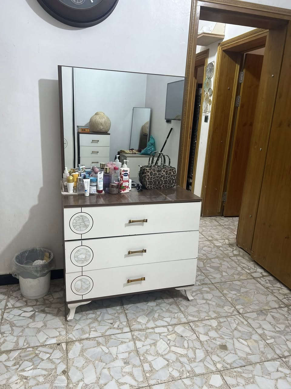 📢 أغراض بيت مستعملة للبيع🏠
السلام عليكم شباب.. عندي هاي الغراض ورايد أبيعها، والأسعار بيها مجال للشراي:
• 🛏️ غرفة نوم تركية:
• السعر: 300 ألف (وبي مجال بسيط للشراي).
• ❄️ مجمدة رويال (Royal):
• الحالة: كولش ممتازة وتجمد ثلج فول.
• السعر: 200 ألف.
• 💨 مبردات حجم صغير (عدد 2):
• السعر: 45 ألف للوحدة (وبيها مجال قليل).
• ☀️ بردات سحب:
• السعر: 20 ألف للوحدة.
• 🛌 سرير نفر واحد:
• السعر: 45 ألف (وبي مجال).
• 🗄️ ميز جرارات (3 جرارات):
• السعر: 30 ألف (وبي مجال).
• 🍽️ ثلاث ماصات مع الستاند مالتها:
• السعر: 20 ألف (وبيهن مجال قليل).
• 🚲 باسكل أحمر:
• السعر: 50.
• 🚲 باسكل أزرق:
• السعر: 25.
• ⌚ ساعة:
• السعر: 5000.
ملاحظة: والأسعار بيها مجال للشراي
📍 العنوان: بابل - حي الأكرمين.
📞 للاستفسار أو الشراء اتصلوا على: ***********
