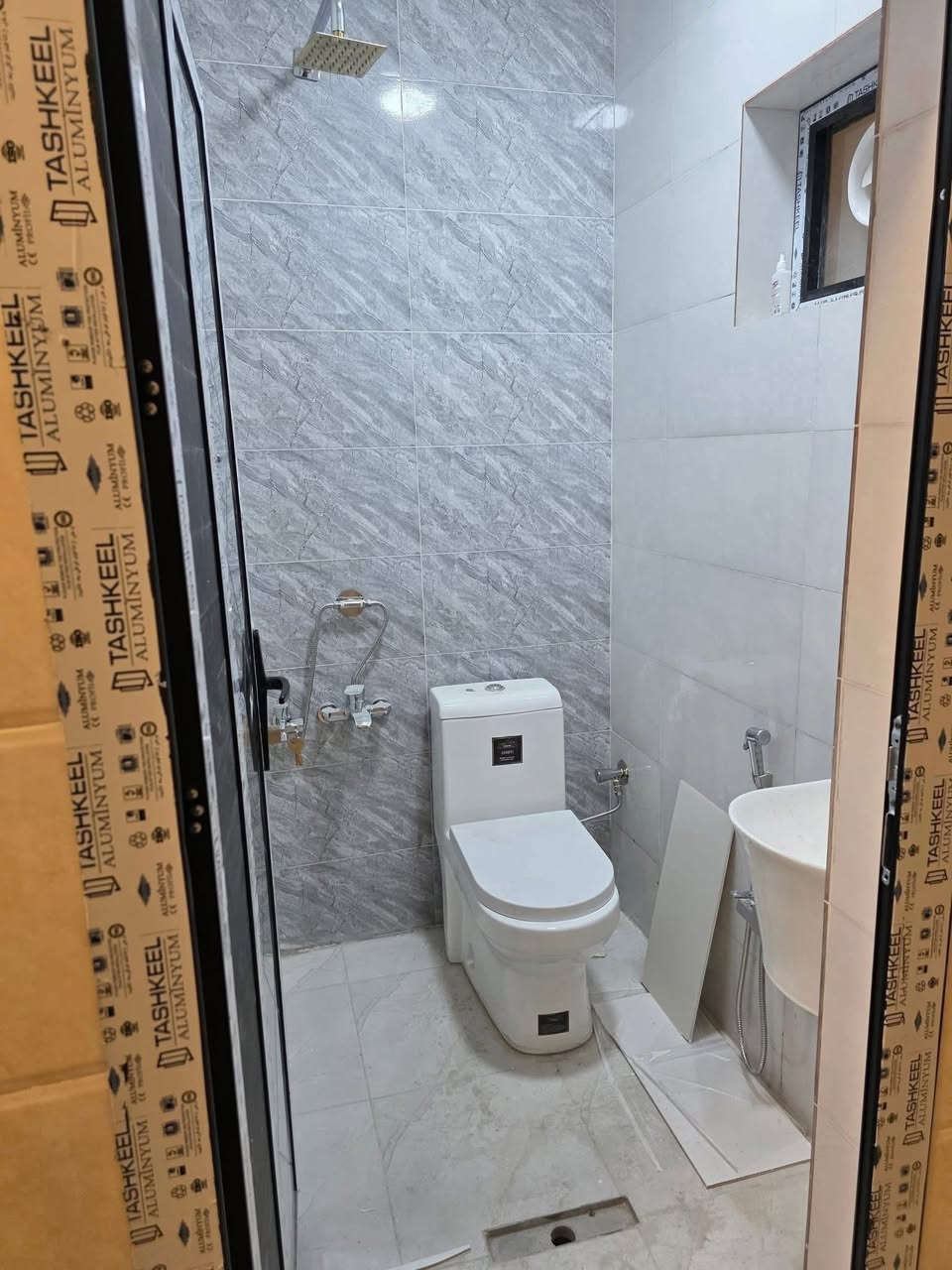 مشتمل جديد للبيع
متاح مشتمل جديد للبيع
المساحة 47 واجهة 3و10 نزال 15وربع
الطابق الأول صالة + مطبخ+غرفة نوم + حمام + منور
الطابق الثاني 2 غرف نوم +حمام
العنوان البنوك حي سومر شارع المدارس مقابيل مدرسة حنين
السعر ١٨٥
للاستفسار ***********
