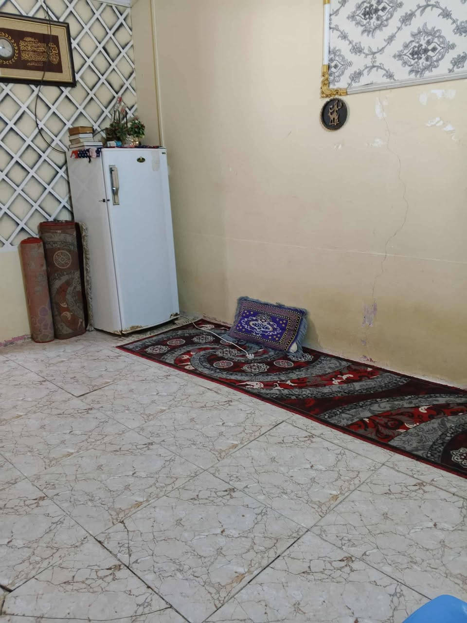 السلام عليكم بيت للبيع زراعي ملحق حي الجمهوري خلف بيت رائد جابر بالزراعي يحتوي على غرفة نوم واستقبال وصاله ومطبخ بناء طابوق رباط كونكريت ارضيه بورسلاين كافت الخدمات موجوده  لاستفسار اتصل ***********
