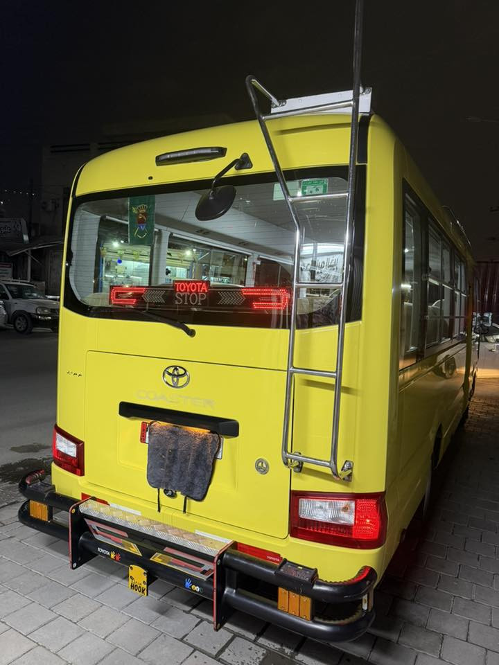 السلام عليكم ورحمة الله كوستر فيرنه ٢٠١٧ السيارة 
خير من الله ومتعوب عليه كل نقص مابيه السعر 435الستفسار ***********
