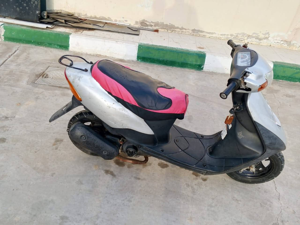 سلام عليكم شباب ساسوكي رياضي للبيع نضيفه مكينه ناعمه. ماناقصها شي كامله دبلات شغاله هورن سلف اشاير لايت امامي خلفي مكاني المجر الكبير.السعر 200 ستفسار خاص ***********
