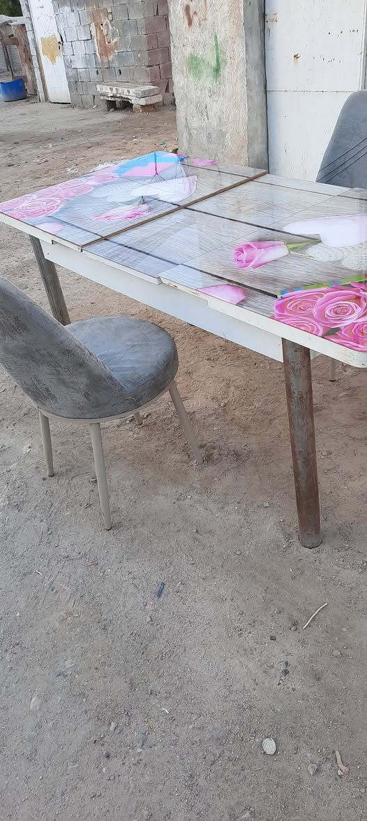 البيع ميز طعام اصلي السعر ب 《85》 ألف عدد كراسي 《2》 كراسي رصاصي هم البيع عدد《2》 ب 《50》 عنوان ميسان عماره اتصل 《***********》 الشراي يتصل بالخدمة عمارة, ميسان
