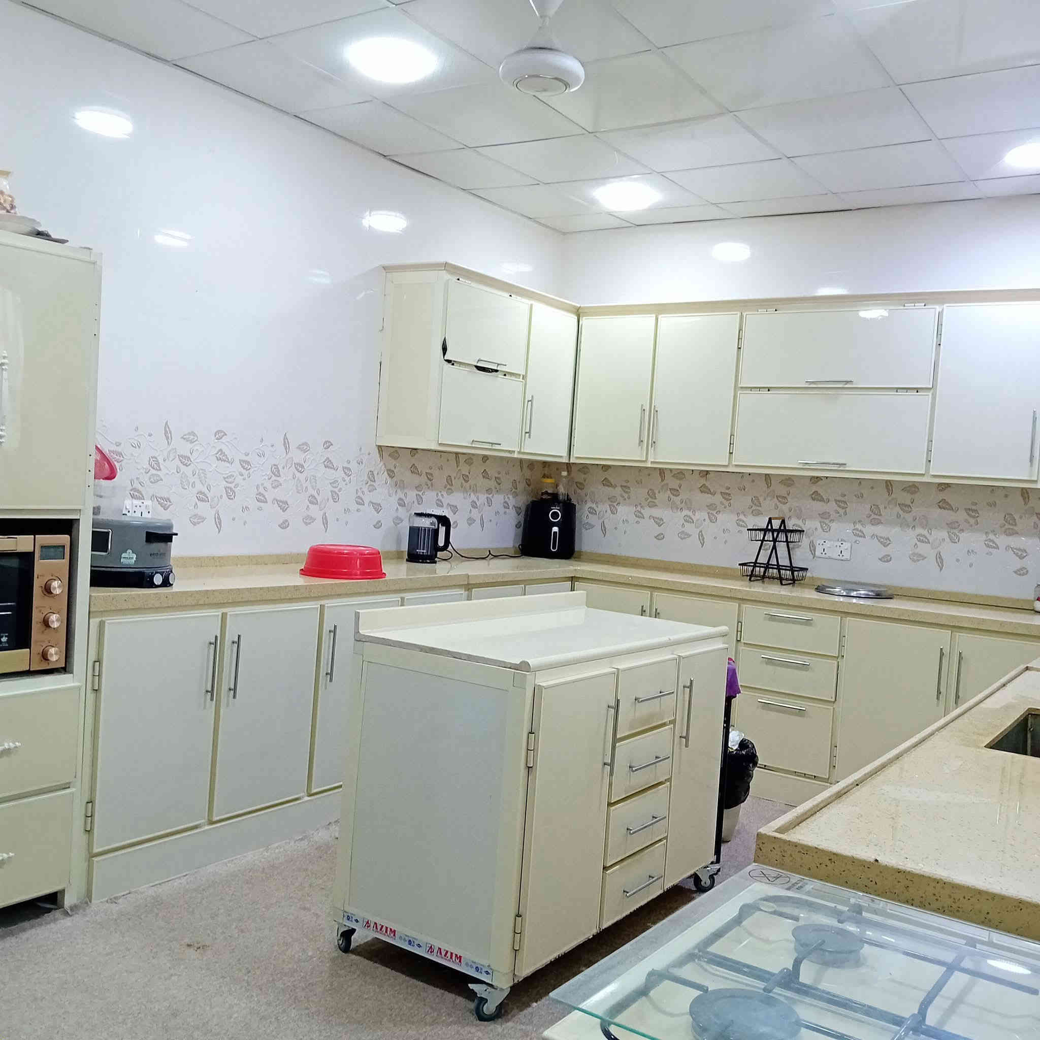 دار للبيع في مجمع الدوح
المساحة/ 218 
حر غير مطلوب
بناء صاحب الدار
طابقين 
الطابق الاول//استقبال وصالة كبيرة ومطبخ وغرفة عدد2 وتهوية عدد 2 مجمع صحيات عدد2 داخلي وخارجي وحديقة وكراج سيارة
الطابق الثاني// يتكون من غرفتين 2.(غرفة كبيرة بنظام السويت مع مجمع صحيات كبير) وغرفة ثانية وسطح.
‏للاستفسار ***********
