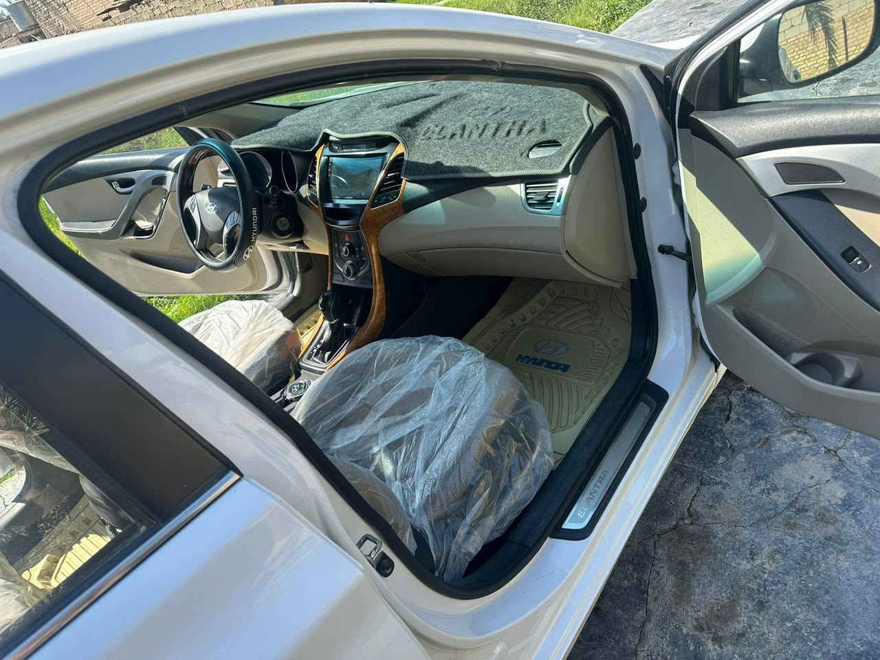 النترا ٢٠١٦ خليجي فول
شرط كفاله عامه من الشخط والصبغ والضربه

مكينه ٢٠٠٠  

مواصفات مري شفط فتحه أشارة بالمري الجانبيه 

الداخل لونين المرغوب ومعروفة باقي المواصفات بالنسبة للخليجي
شاشه كاميرا دوارة 
أربعة إطارات تخم كامل جديد صارله شهر 

سبير شرط ما نازل 

صدر امامي خلفي بحاله جيده 

زيت گير جديد مع فلتر وكالة قبل شهر مبدله

السياره جاهزه للاخير

الممشى ١٠٠.٠٠٠km

رقم ديالى انگليزي هزه جديده شرط التحويل 

لمعرفة السعر الاتصال على الرقم ***********
