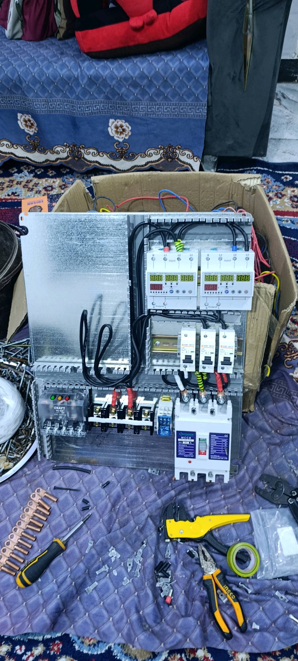 لوحة كهربائية مدمجة تحتوي على قواطع وأسلاك للتوصيل الكهربائي، مثالية للاستخدام في المشاريع الكهربائية الكبيرة. تأتي بمكونات متنوعة لضمان التكييف والتثبيت الفعال. مناسبة للمنازل والشركات والمؤسسات.