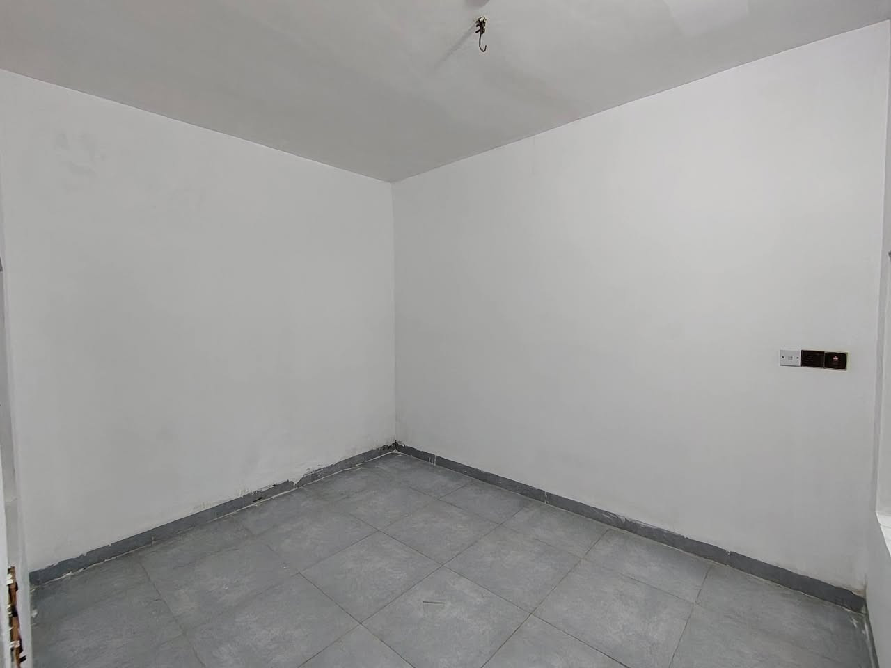 جزء من أعمالنا – تختيم وصبغ بيت كامل في بابل – المحاويل – حي 17 تموز 🎨🏠
تم تنفيذ العمل باستخدام أصباغ من مناشئ عالمية رصينة، وبأيدي كادر محترف يضمن:
✔️ الدقة في التنفيذ
✔️ النظافة أثناء العمل
✔️ تسليم عمل مرتب وفخم
خدماتنا تشمل:
• صبغ داخلي وخارجي
• لبخ وطلس
• فوم وزخارف
• تنفيذ بأفضل المواد وأحدث الأساليب
📞 للحجز والاستفسار:
***********
***********
