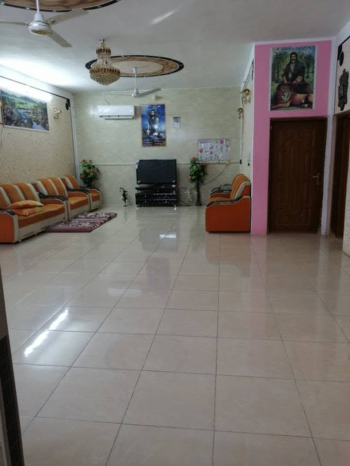 دار زراعي مقابل البوابة قرب الشارع العام مساحة الكلي697 متر 17×41 
مساحة البناء 230
 بناء طابوك
 غرفه الكبيرة 6×4  
غرفة, ثانيه 5×4 
صاله ,كبيرة 10×6 
صالة, صغيرة 4+ 2ونص متر 
هول, 4×5
استقبال ،8 ×4 
مطبخ ، 6×4
مجمع صحيات  داخلي ،4×4
مجمع صحيات خارجي 4×1 ونص
حديقة خلفية 290 متر 
حديقة أمامية  
سبلت كنتوري 3 طن 
3 سبالت 2 طن  
مكيف 2 طن  
انارة وثريات وبنكات 
تانكيات عدد 6 بلاستك 1000 لتر 
مخزن 6×4 
اقفاص عدد 3  حديد 
تخم ديوان تفصال يرهم في الصالة والاستقبال 
تخم الهول 
كاونتر تفصال للمطبخ 
السعر  165
***********

