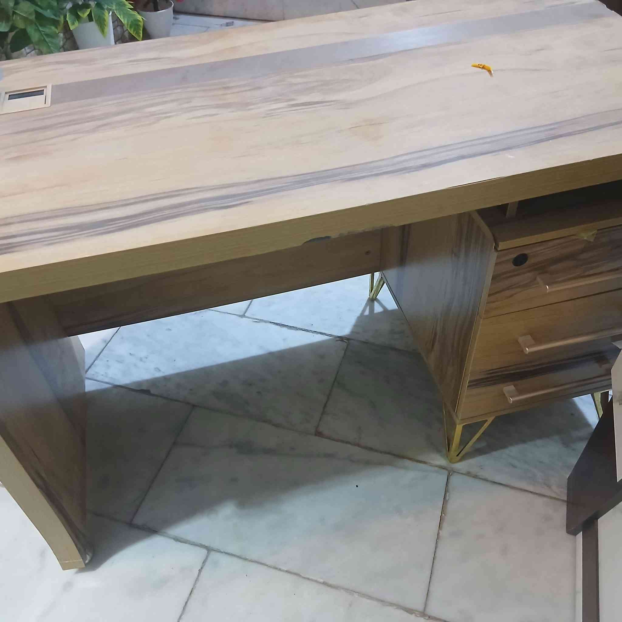 ميوزة مكتبية بحاله جيده مع كاونت وكرسي وجهاز جري للبيع المكان النجف حي الجامعه للاتصال ***********
