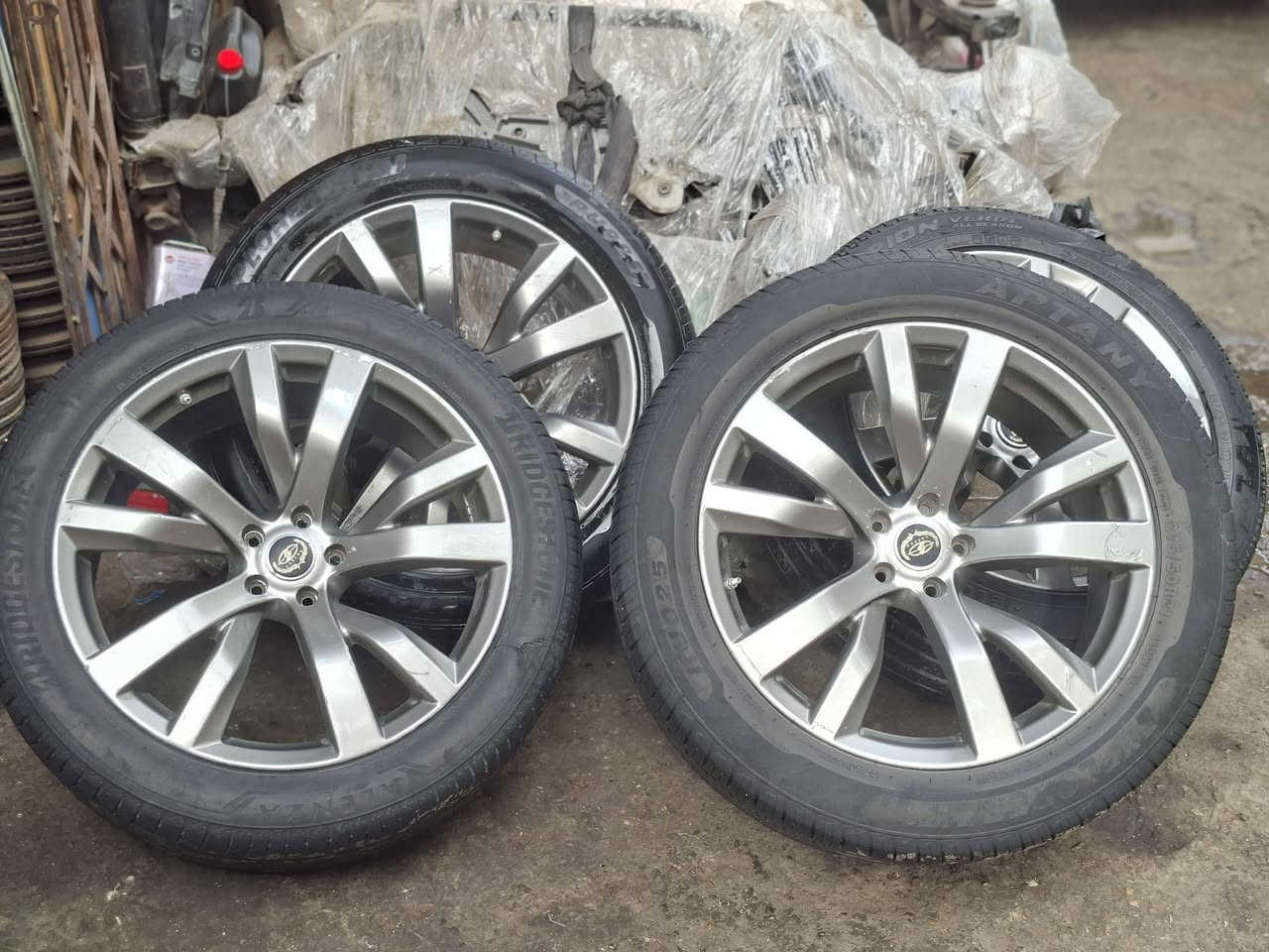 سلام عليكم حبايب گلبي 

متوفر ويل كب نضيف ويا تخم تاير +كلش حلو ونضيف بدون عواج ولا تصليح وكلش حلو  حجمه (21)
275/45R21 110w
والسعر مناسب 

للستفسار ***********
***********

العنوان بغداد طريق معسكر الرشيد مجمع مشن مقابل الابان السحاقي
