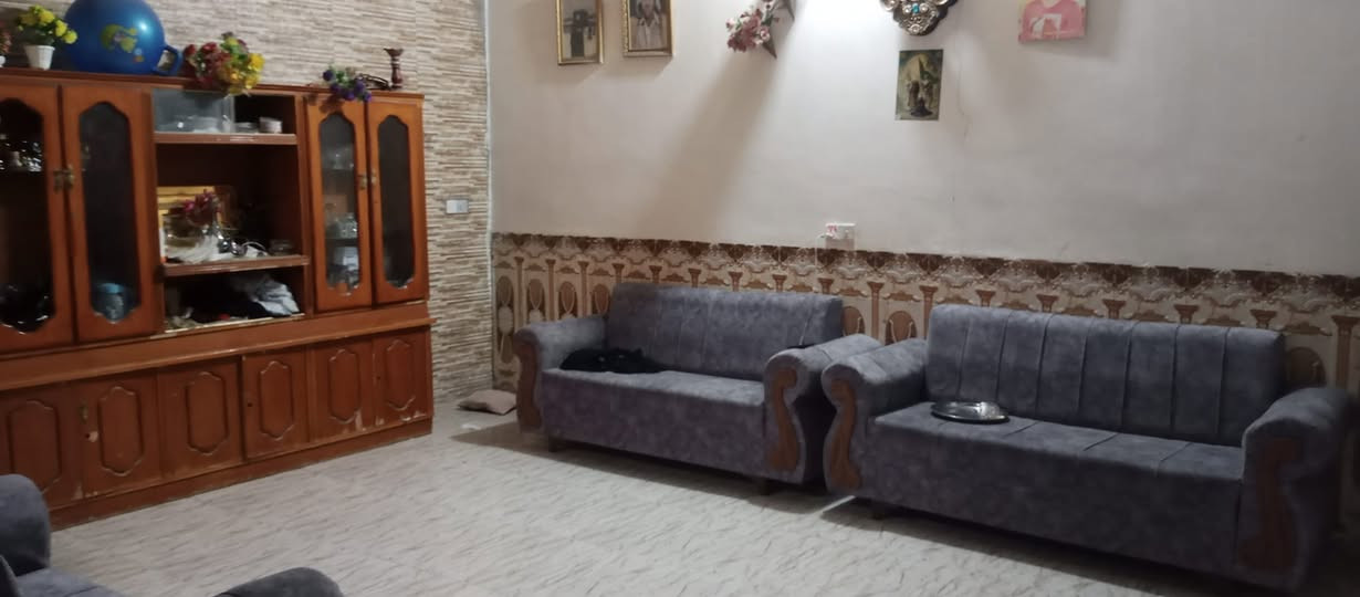 بيت زراعي قرار 25 كامل خدمات طابقين مساحه 250 متر بي براني ومطبخ وصاله كبيره وغرفتين الجو كاملات الطابق الثاني غرفه وصاله وسطح في حي الامين الاول شارع سيد حسين انشائيه مقابل حسينية مالك الاشتر *********** بي واتساب
