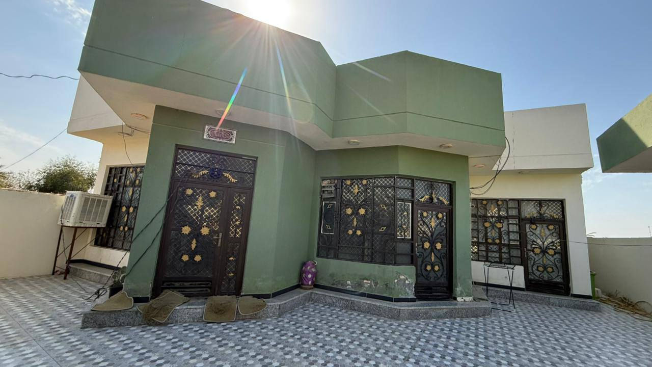 السلام عليكم دار للبيع مساحة ٢٣٥ متر كهرباء وماي أسأله     يبعد عن الشارع العام ١٠٠متر العنوان الديوانية طريق السنية سياحي منقطة المزاريج  قرب حسينية المجتبى الرقم ***********
