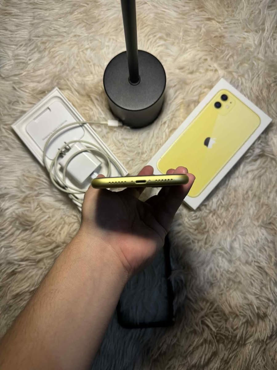 ايفون 11 ذاكره 128 بطارية 73 عربي شرق اوسط مع الكارتون الجهاز وتر لا مفتوح ولا مصلح يعني كفاله من كلشي نضيف كلش رايده 240 نهائي مكاني غزاليه ***********
