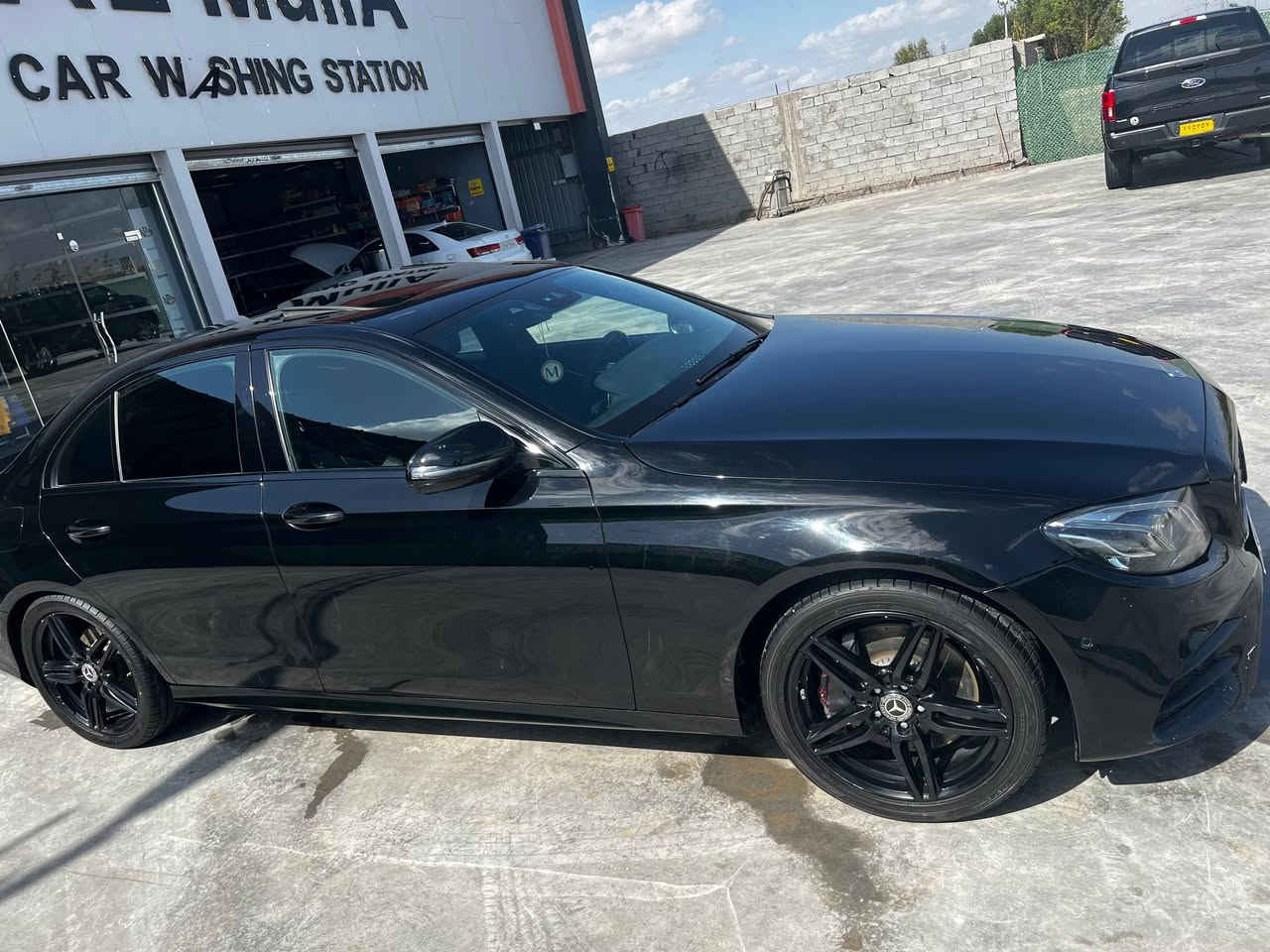 مارسدس E300 2017 
كشن تدفئه تبريد 
ستيرن تدفئه
فول رادارات وتوقف ذاتي ونقطه عمياء
شاشه متصله
كامره اصليه
حساسات امامي خلفي 360  
داخل 64 لون
السياره مكفوله من الصبغ  تبديل دعاميه الاماميه فقط   مكينه مكفوله صدر حداديه كلهة جاهزه
وبعد بيها هواي مواصفات
مكان الاسكندريه 
للاتصال ***********
