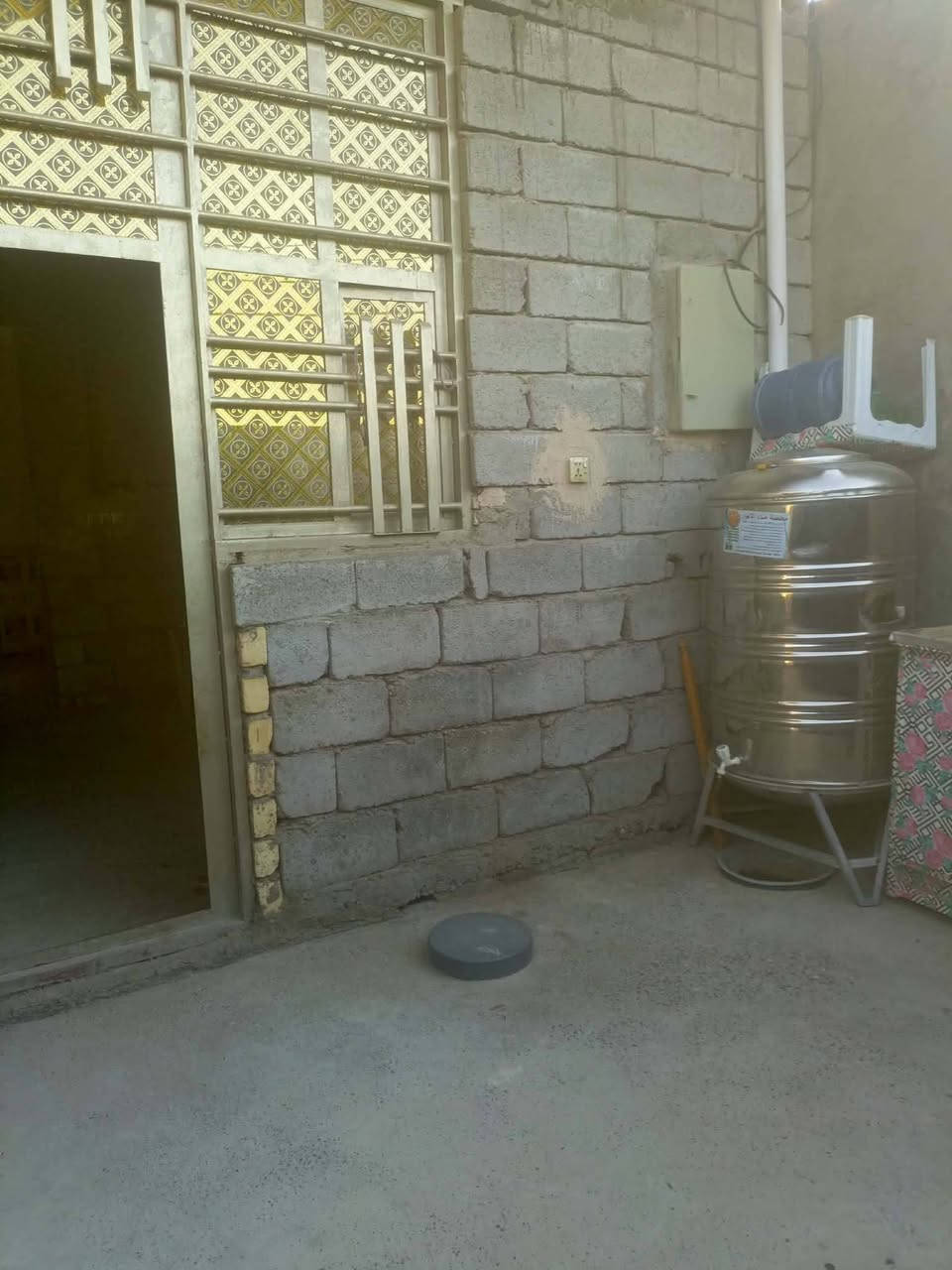 الـسلام عـليكم 
يـتوفـر بـيت مـساحه 150زراعيي  بـناء حـديث يـحتوي ع غرفه نـوم وصـاله ومطبخ وستقبال يتوفر جميع الخدمان ماء كهرباء خط سحب تبليط 
العنون التاجي مقابيل معسكر التاجي منطقه الملاحمه يبعد عن طريق بغداد الدولي 200 متر 

الاستفسار ع الرقم ***********

