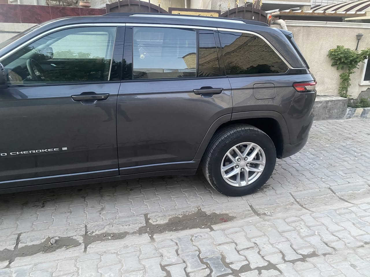 السلام عليكم جيب الشكل الجديد موديل ٢٣ ماشيه ١٨ حادثه جاملغ وبنيد بدون دواخل ٥ راكب السعر ٣٢٠٠ 
للاستفسار ***********
