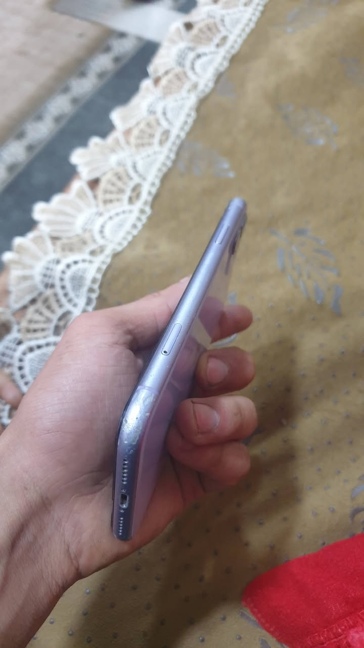 ايفون 11 عادي مبدل شاشه اصليه فيس ايدي شغال دبل سيم  ذاكره ٦٤ بطاريه ٧٥  السعر ١٨٠ وبي مجال  ***********
