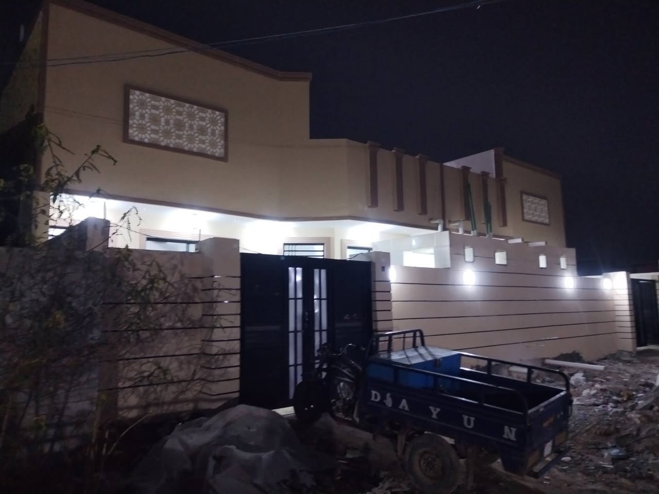 للبيع 
بيتين للبيع حي التجار ركن موقع حلو✅
كبال ال١٧٢ شارع ١٢م يبعدن ٦ بيوت عن الطابو
 شارع ال٢٠ من يم جعفر ال موسى 
ومن يم علاء عبدالله 
............................................... 
1_الاول طابق واحد ركن
غرفتين وصالة ومطبخ واستقبال
وطارمة وصحيات داخلية وخارجية
وجه 10 نزال 15
................................................. 
2_الثاني طابقين
جوة غرفة وصالة ومطبخ واستقبال
وطارمة وصحيات داخلية وخارجية
الفوك غرفتين وصحيات وصالة
وجه 10نزال 15
................................................ 
بناء درجة اولى طابوك وصب كونكريت
مواد كلة درجة اولى شغل واحد على واحد
بيبان حديد كله تفصال / شبابيك pvc

للاستفسار 
*********** 
*********** واتس اب
