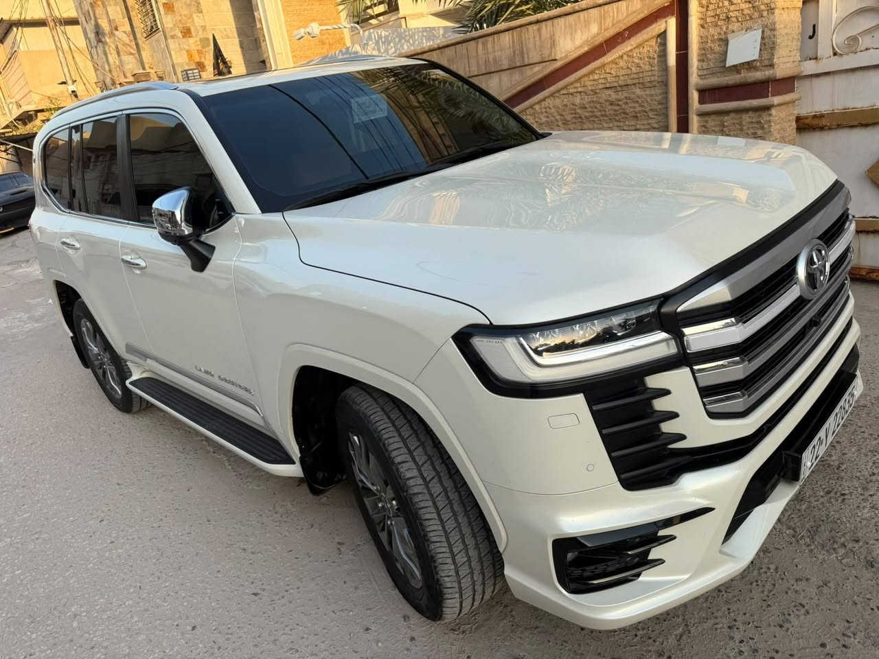 ​✨ تويوتا لاندكروزر  (VX LIMITED) - للبيع ✨مديل ٢٠٢٤ شركه جيهان
سيارة بحالة الشركة (زيرو) وبكامل مواصفاتها الفاخرة: ماشيه 20 الف كيلو 

​الفئة: VX Limited (تويوتا لاندكروزر )

​اللون: أبيض لؤلؤي مميز

​الداخلية: بيج مخمل/جلد راقي مع ديكورات خشبية

​اللوحة: أربيل (كردستان العراق - رقم مميز)

​أنظمة الأمان: مجهزة بنظام السلامة TSS (Toyota Safety Sense). 

​الشاشة والترفيه: شاشة كبيرة مركزية مع نظام صوتي فاخر من JBL. 

​شاحن لاسلكي للواتف Smart Wireless Charger.

​ذاكرة حفظ وضعيات المقاعد (Memory Seats).

​تبريد وتدفئة المقاعد مع تحكم كلي.

​زر تشغيل ذكي (Engine Start/Stop).

​نظام الزحف (Crawl Control) ونظام القيادة الوعرة (DAC).

​تحكم بالدفع الرباعي H4 / L4 مع محدد السرعات (Speed Select).

​فرامل يد إلكترونية + نظام Auto Hold.

​شباك أمامي كروم مع لمسات رياضية بالصدمات.

​جنوط (رنغات) ألمنيوم كروم حجم كبير.

​عتبات جانبية ومقابض كروم.

​منفذ كهرباء خلفي AC 220V 100W مع أرضيات حماية أصلية.

​قلاب خلفي (Hook) وسكك سقفية.
سياره بيها كتب تضليل 
​📌 حالة السيارة: ممتازة جداً وبحالة الزيرو (نظافة تامة داخلياً وخارجياً).
العنوان /بابل 

​📞 للإستفسار والسعر: التواصل عبر الخاص أو الاتصال على الرقم: ***********
