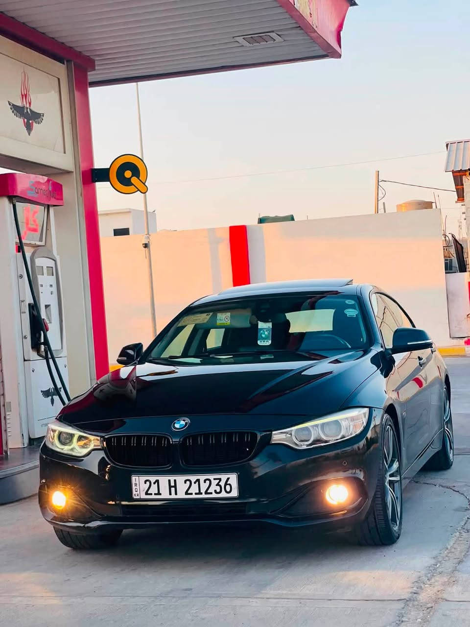 🚘 للبيع: BMW 420d موديل 2015
السلام عليكم، لأصحاب التميز والفخامة، معروض للبيع سيارة بي إم دبليو  بحالة ممتازة وجاهزة للاستخدام:
📌 المواصفات الأساسية:
• الماركة والفئة: BMW 420d  جران كوبيه).
• سنة الصنع: 2015.
• المسافة المقطوعة (128 الف)  
📌 المحرك والأداء واقتصاد الوقود:

• نوع المحرك: 4 أسطوانات (4Cyl) بسعة 2.0 لتر (2)توين دبل  تيربو ديزل (عزم قوي جداً واقتصادي جداً في الوقود).

• ناقل الحركة (الكير ): أوتوماتيكي (Steptronic) من 8 سرعات.

• نظام الدفع: دفع خلفي (RWD).  

📌 المواصفات الخارجية والإضافات:

• فتحة سقف كهربائية (زجاجية).

• وياله سبورت مميزة وكبيرة الحجم تعطي السيارة مظهراً رياضياً جذاباً.

• حساسات (أمامية وخلفية) للمساعدة على الاصطفاف

• إضاءة أمامية زينون مع ليد (LED) نهاري وشبكة أمامية رياضية باللون الأسود اللامع.

📌 المواصفات الداخلية والرفاهية:

• مقود رياضي مميز يحمل شعار M.

• تطعيمات ولمسات داخلية بلون ألياف الكربون (Carbon Fiber) 
• شاشة تحكم وسطية مع نظام iDrive كامل ونظام ملاحة.
• مريحة ونظيفة جداً
• تحكم ستيرن كامل، مثبت سرعة، وبلوتوث وبيها بعد مواصفات .  اقتصادي جدا نظام ايكو وايكو بلاص وسبورت ونورمال وديزل نص تانكي تروح محافظات ويه التبريد وترجع ما خلصان والسيارة صاروخ 
📌 حالة السيارة وجاهزة للتحويل مباشرة.

🚘  السياره مكفوله كفاله عامه حتى الدعاميات ماعدا  صبغ بالهلال الخلفي حك شبرين فقط حته الدعاميات 
تحويل مباشر رقم سليمانية
148  ورقه وبيه مجال بسيط مكاني كركوك 
***********
