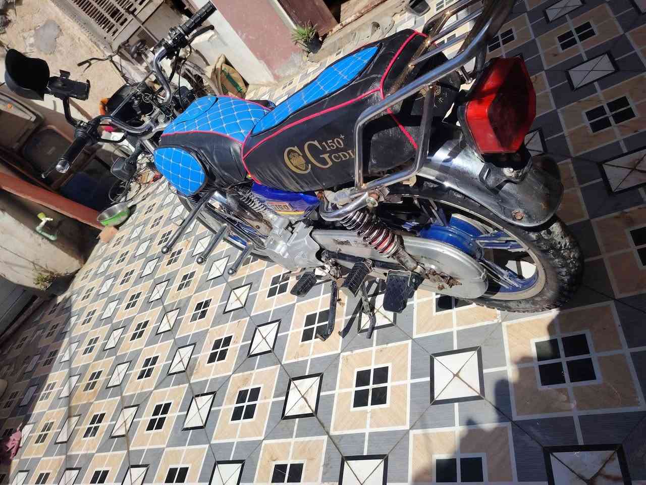 السلام عليكم 
دراجه سونك موديل 23محرك مكفول من الفتح لا تبخير ولا تنقيص نقص فقط اشاره خلفيه ودشبول بي قاعده وحده طاكه بس شغال كلشي مابي والباقي كله كامل اوراق اصولي حته ورقه الكمرك يمكن موجوده السعر 475مكاني بغداد ابو غريب ***********//***********
