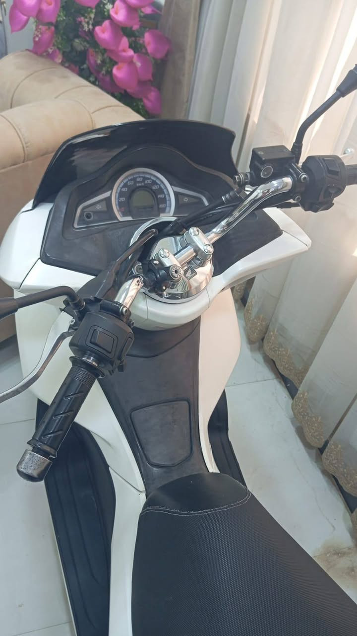سلام عليكم شباب Pcx جيل ثاني ياباني كلش نضيفة كفالة عامة  صارلها 4ايام نازلة رمبة وياها سويجين وثنين مري ماعدى التجوة رايدها ب17 وبيها مجال مكاني زعفرانية غير متواجد عل نت 
***********
