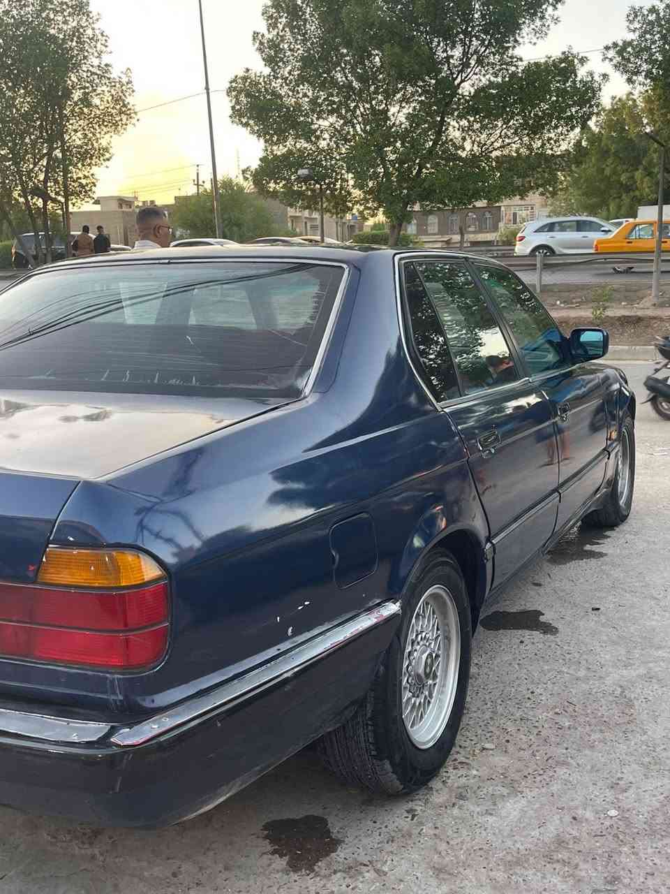 له سلام عليكم ملاحظه بيع ومراوس حسب القناعه سياره BMWلون حبري مميز موديل 91 حجم 700//30محرك 6مفتوح بجم عريض كير محرك كفاله تبريد شرط ثلاجه حداديه كفاله تخم تاير جديد باتري جديد لايت زنون كشنات جلد كهربائي شرط كله شغال ويل خليه المرغوب سنتر لوك كله شغال اربع قطع شرط حته مال الجنطه بل سويج جامات كلهن ايصعدن او ينزلن السياره مصبوغة عام للجماليه رقم بغداد سنويه ل28 سياره جاهزة مال جناي السعر ٤٥ 
الاتصال ***********
