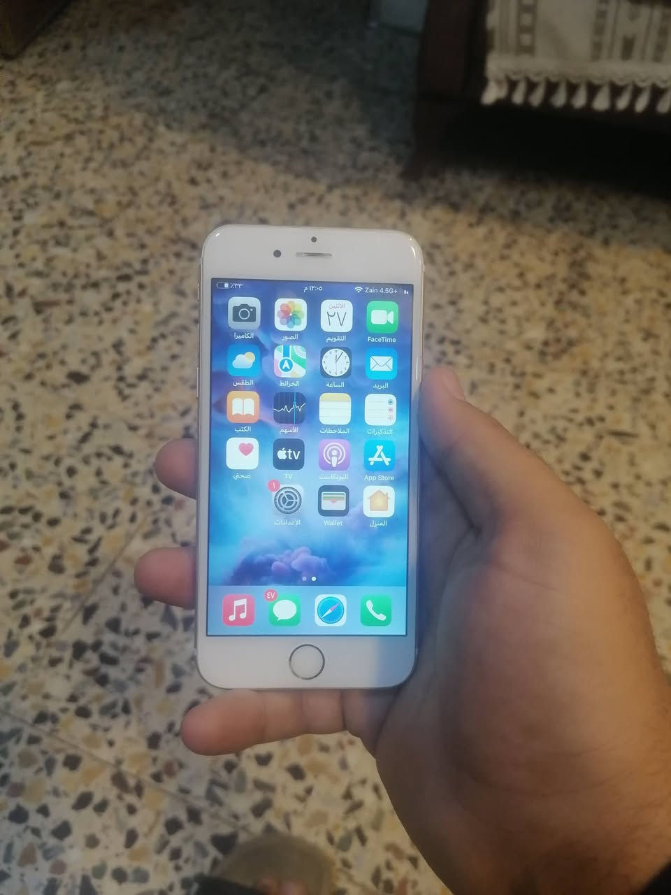 السلام عليكم ايفون 6S ,ذاكره ١٦ بطارية 75السعر ٦٥ وبي مجال قليل كلش جهاز نضيف كلشي ممبدل بي جان مضموم يخبل كامراته بصمته كله شغال صوته عالي كلش نضيف جهاز مكاني الدورة شارع ٦٠ 
الرقم***********
