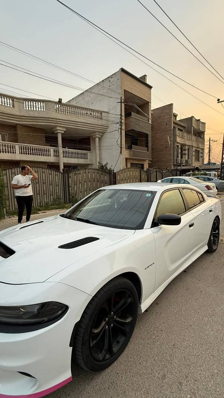 السلام عليكم...
دودج تشارجر 2021 RT. 
ماشية 128.000 كيلو. 
استخدام شخصي رقم بغداد باسم اخوية سنوية جديدة. 
محرك 5700. V8 عليها برمجة مصطفى ايكل طيارة.
مع تفريغ الدبات و اضافة كزوزات ودبات رياضية صوت رعب بشرط.
غرفة كاملة SRT.
ستيرن رياضي. مقاعد رياضية حضن. 
الكير والكهربائيات والحدادية بشرط.
قطعة وحدة مبدلة البنيد بدون صبغ ومعجون  وصور الحادث والسونار مرفقة مع الصور. 
السعر:$210 وبي مجال قليل جدأ.
مكان السيارة بغداد السيدية
للتواصل *********** بغداد, العراق
