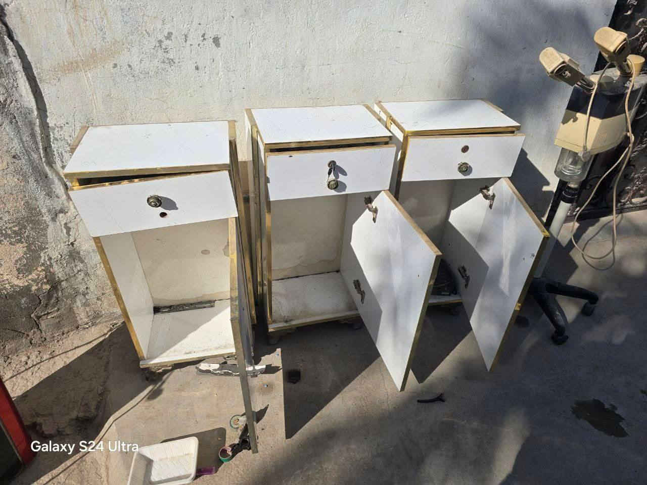 كلهن  اب75الف قفل غراض صالون بيع مستعجل كلش العنوان حله ورديه خارج قرب علوت المخضر يم البسطيات مال المخضر  *********** مال حلاقه وعلي بلاش لان مكان ماعندي
